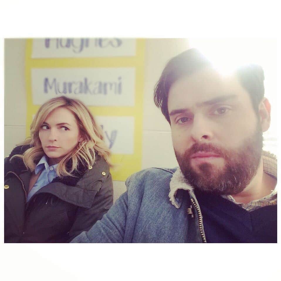 リンジー・ゴートのインスタグラム：「we filmed a pilot. as you can tell by this picture, it’s a comedy. there’s love. there’s laughs. there’s pee. (you’ll just have to see it). @poptv @cbstv #BestIntentions」