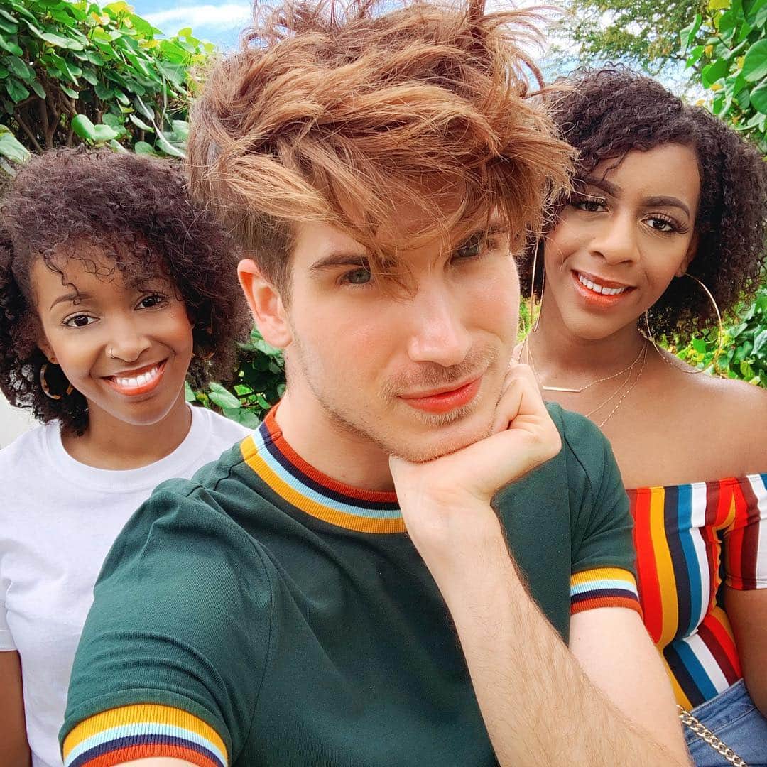 ジョーイ・グレーセッファのインスタグラム：「Just a few island girls living their best lives 🌺 REUNITED WITH MY BESTIES AFTER WAY TOO LONG! 🌴🦋✨ Tag a bestie you want to travel with! #hawaii」