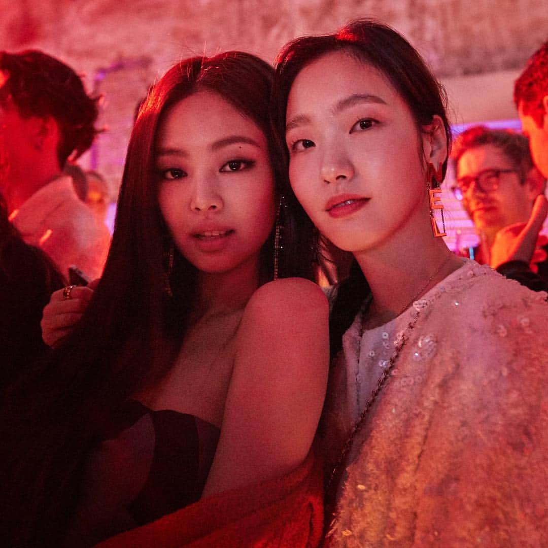 シャネルさんのインスタグラム写真 - (シャネルInstagram)「For the launch of the #CHANELPharrell collection, House ambassador @Pharrell Williams visited the new CHANEL flagship boutique in Seoul. Friends of the House including Jennie Kim, Soo Joo Park, Go-Eun Kim and Irene Kim discovered his designs in a private concert. #CHANELinSeoul #CHANEL #PharrellWilliams @jennierubyjane #JennieKim @ggonekim #GoEunKim @ireneisgood #IreneKim @soojmooj #SooJooPark」3月30日 5時02分 - chanelofficial