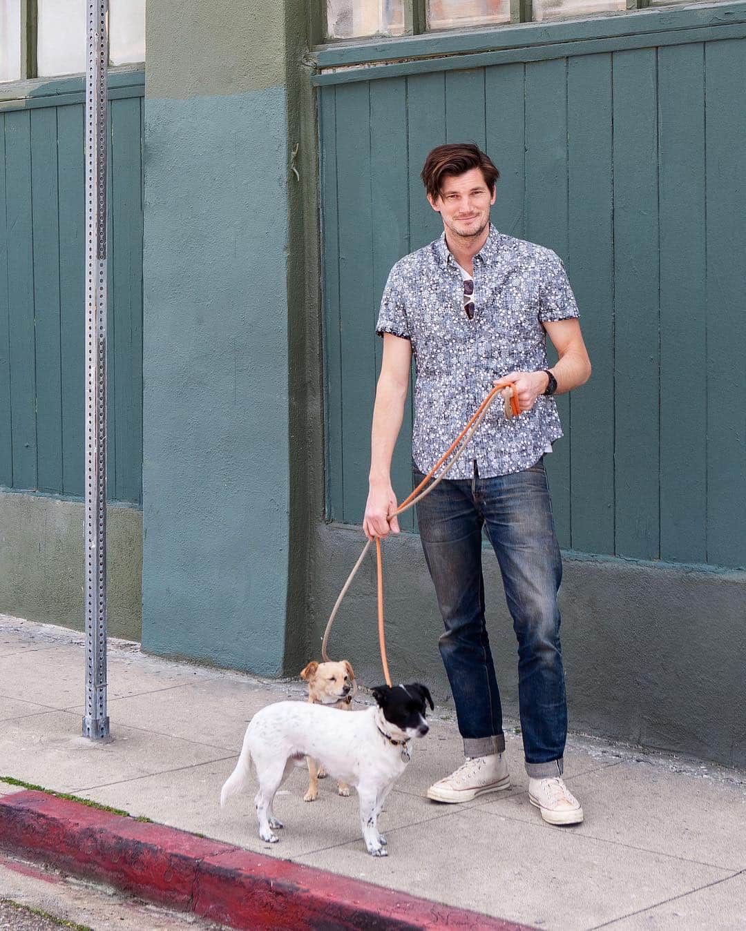 のインスタグラム：「It's always cool to catch a little sunshine even on a city street. Cheers to photographer Andrew Michael Casey @a_m_casey⁣ rocking the Orange Tree Breeze his way. ⁣#bespooner ⁣#orangetreebreeze⁣ #spoonerkloth⁣ ⁣.⁣ .⁣ .⁣ .⁣ #streetstyle #mensfashion #visualvacay」