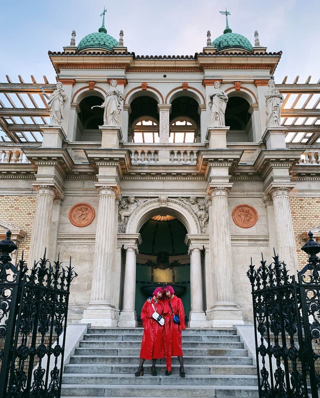 のインスタグラム：「budapest FASHION week🌹  @bcefw @hfdagency #hfda #bcefw」