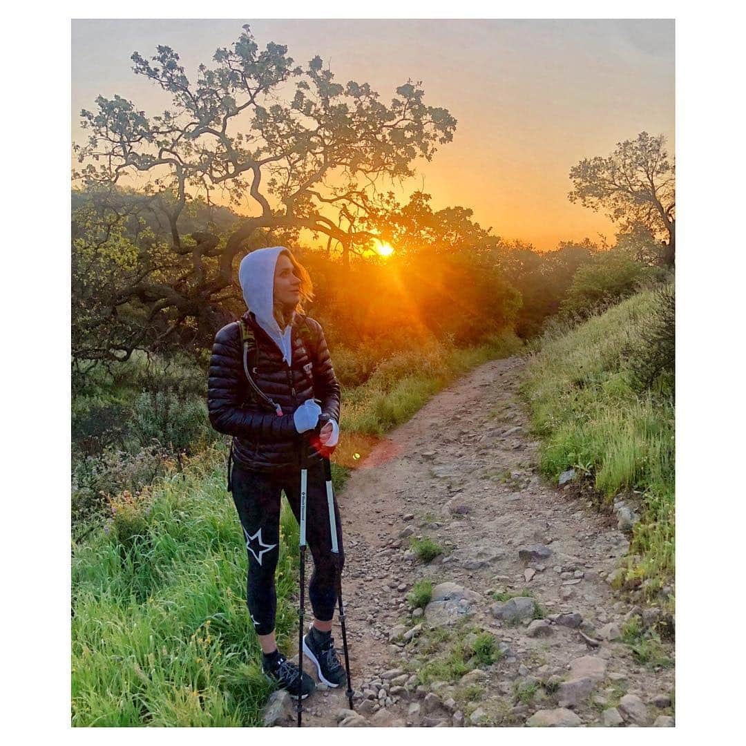 シャンテル・ヴァンサンテンさんのインスタグラム写真 - (シャンテル・ヴァンサンテンInstagram)「#fbf to starting my week watching the sunrise over LA while on my last hike with @theranchmalibu I remember having a little anxiety about coming back reality... the whirlwind of life, lists, things to do, responsibilities. But then I remembered I need to take the lesson I learned here and just be present in each moment. Not think about how many miles I have left to climb but one foot in front of the other, one step at a time, trusting it will all unfold as I surrender. #TheRanch4Day」3月30日 5時21分 - therealshantel