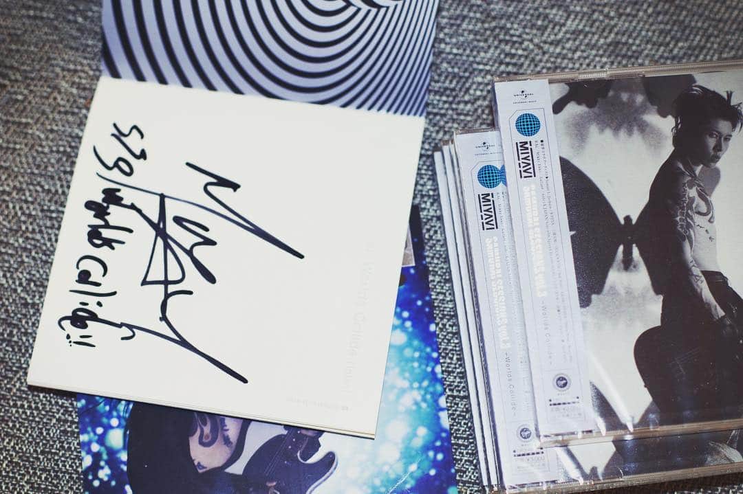 MIYAVI（石原貴雅）さんのインスタグラム写真 - (MIYAVI（石原貴雅）Instagram)「We have a limited number of signed #SS3 Import CDs and more in our MIYAVI.COM shop. Go take a look 👀」3月30日 5時16分 - miyavi_staff