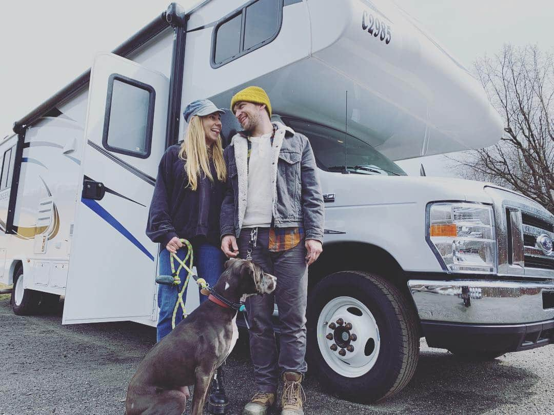 ゾージア・マメットさんのインスタグラム写真 - (ゾージア・マメットInstagram)「Here goes nothin! Baby’s first X country road trip. 🚐」3月30日 5時18分 - zosiamamet