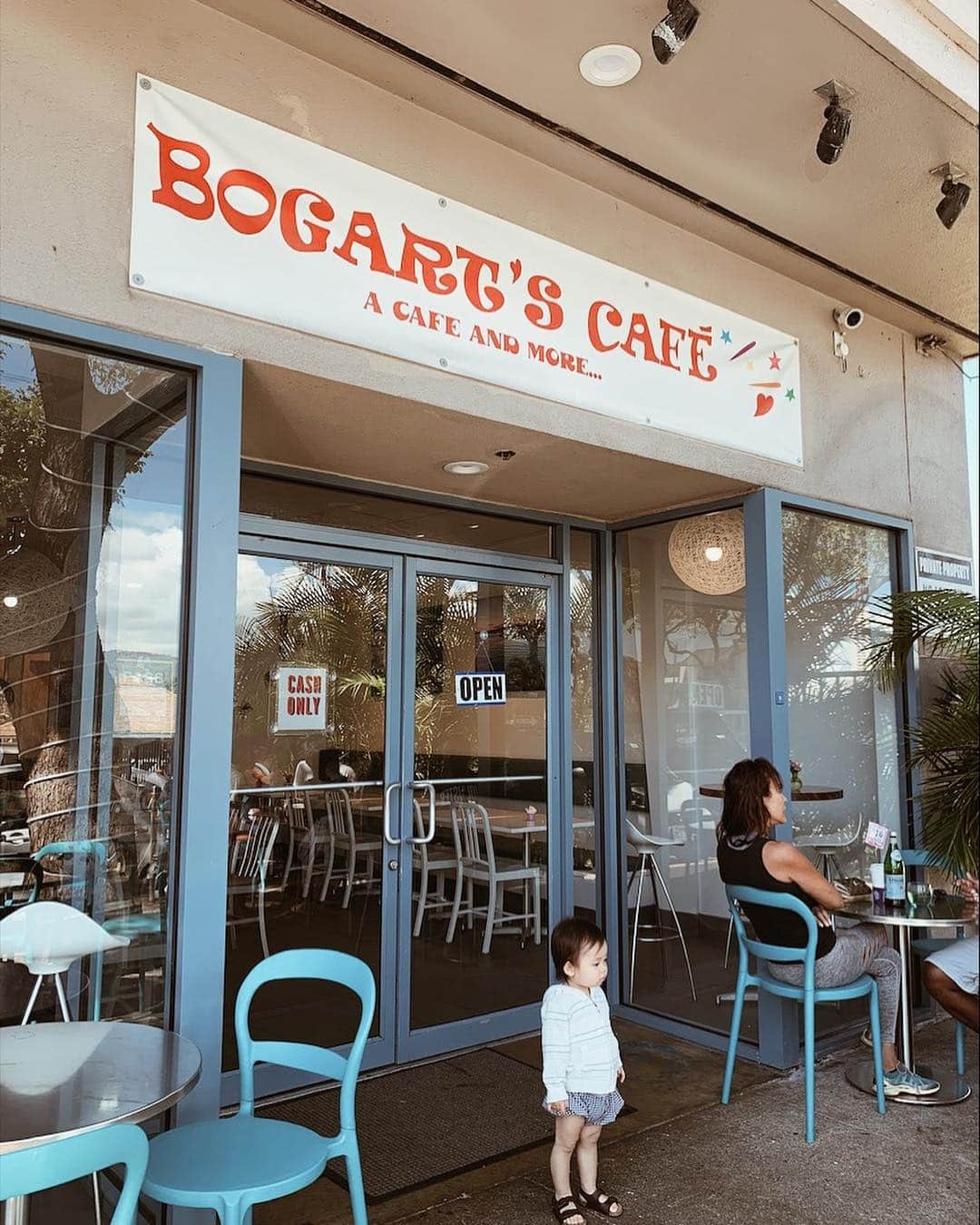 のインスタグラム：「@bogartscafe でbrunch🍴 ここの"mama's fried rice" の大大大ファンです🥡 1つですごい量なんだけど、息子たちもすごい勢いで食べたから足りなかった😅 今回は大好きなアサイーボウルは見送り🔜 でも絶対すぐ食べに来る🥣 ・ ・ ・ #bogartscafe #ボガーツカフェ #mamasfriedrice  #ハワイ #Hawaii #hawaiilife #ハワイ生活 #hawaiifood #ハワイグルメ」