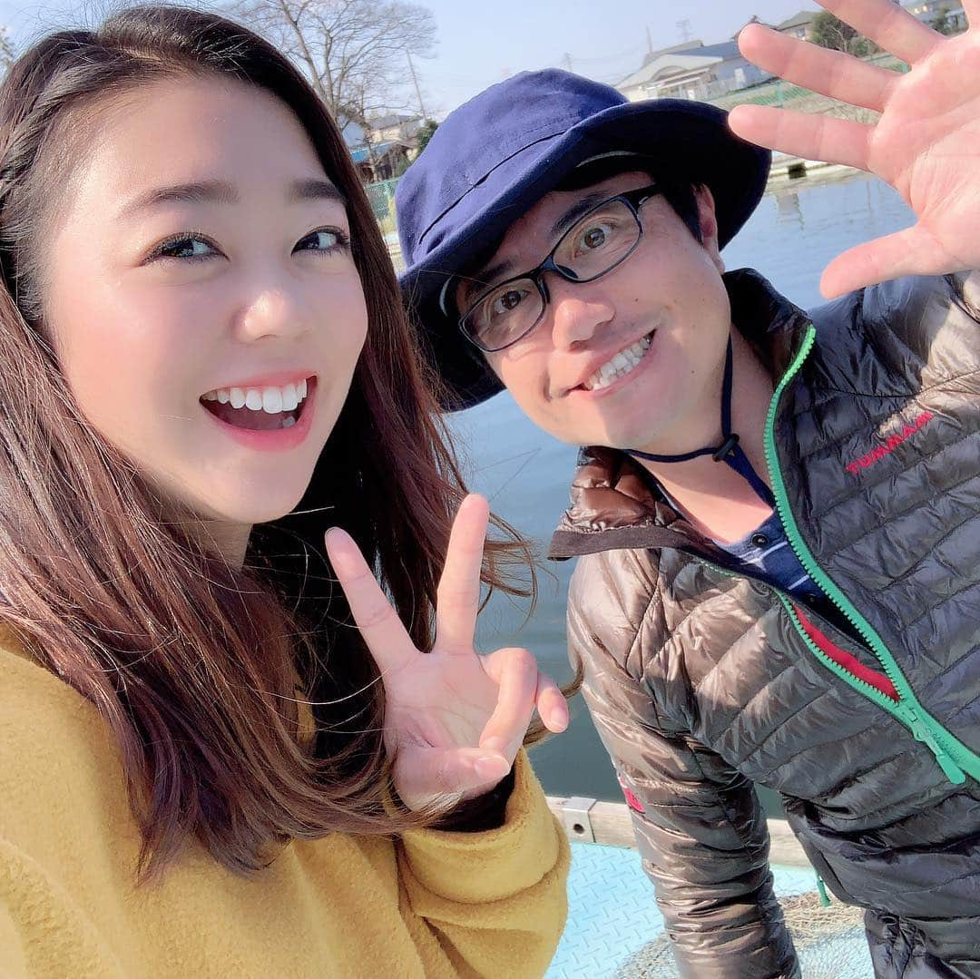 香月ハルさんのインスタグラム写真 - (香月ハルInstagram)「明日はいよいよ九ちゃん最終回です🎣 朝8:30〜東京MXテレビ📺 是非見て下さいね🙇‍♀️ スペシャルゲストにヘラちゃんが来てくれたっ✨ありがとう☺️✨ 最後の写真はナレーション伊藤真理さん最後のナレーション録りへ行ってサプライズで花束を渡させて頂きました🤤💓 九ちゃんフィッシングのゴールデンボンバーです。 #九ちゃんフィッシング #釣り」3月30日 5時32分 - halu_kazuki