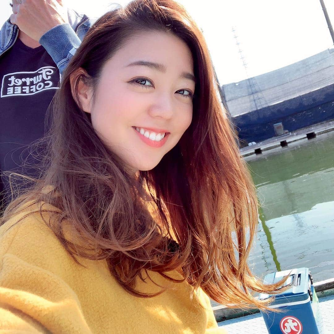 香月ハルさんのインスタグラム写真 - (香月ハルInstagram)「明日はいよいよ九ちゃん最終回です🎣 朝8:30〜東京MXテレビ📺 是非見て下さいね🙇‍♀️ スペシャルゲストにヘラちゃんが来てくれたっ✨ありがとう☺️✨ 最後の写真はナレーション伊藤真理さん最後のナレーション録りへ行ってサプライズで花束を渡させて頂きました🤤💓 九ちゃんフィッシングのゴールデンボンバーです。 #九ちゃんフィッシング #釣り」3月30日 5時32分 - halu_kazuki