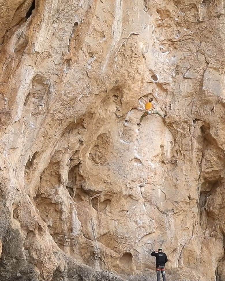 シャーロット・デュリフさんのインスタグラム写真 - (シャーロット・デュリフInstagram)「Little escape down to St George, UT!  The Welcome Springs site is one of the US limestone cliffs and it was a nice place to start sport climbing on rocks again!  Climbed the ultra classic (and fun) Treebeard 5.13c and onsighted the very not classic (but interesting) Latter Day Sinners 5.13b. Not sure it's worth the 5h to go down there for only 2 days in the desert, but as I keep telling @michaelakiersch I'm very French and a bit spoiled 😉  Also I tested the new @eb_climbing #BlackOpium shoes designed for women.  They look so good and felt very fit right away!  @petzl_official @eb_climbing @volxholds @luxov_connect」3月30日 5時34分 - chadurif