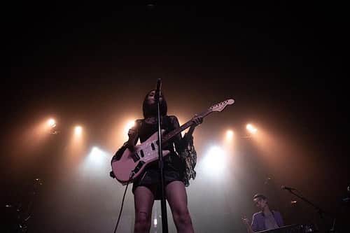 マギー・リンデマンのインスタグラム：「fuck. thank you for allowing me to play my music for you guys these past few weeks. thanks for being so nice and welcoming every show. and for all the sweet messages. thank you sabrina for having me on this tour, you are a literal ANGEL. and so good at absolutely everything you do, it’s insane. i’m so sad it’s over, but met so many amazing people! thank you to my team that was with me every day, you guys were absolutely perfect, gonna miss the dad jokes and all the junk food LOL but THANK YOU. thank u guys!!! so much! see u on the road again soon. 🖤」