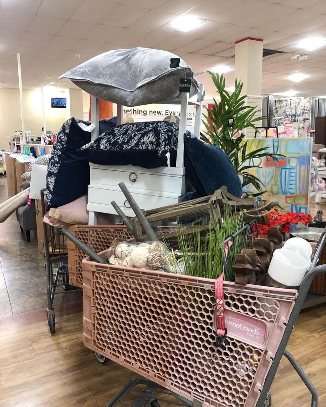 HomeGoodsさんのインスタグラム写真 - (HomeGoodsInstagram)「When you go into HomeGoods looking for a pan...and leave with the kitchen sink. What’s in your HomeGoods cart? #GoFinding (📸: @poppyproduction).」3月30日 5時46分 - homegoods