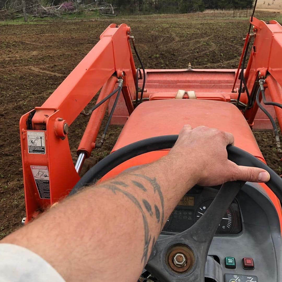 グウェン・ステファニーさんのインスタグラム写真 - (グウェン・ステファニーInstagram)「#Repost @blakeshelton ・・・ Getting @gwenstefani wildflower garden spot ready in #godscountry.  Please don’t wake me up if I’m dreaming 🌻🌼🌻🌼🥰@blakeshelton #godscountry #wildflowers #ioweyou😉😋😚 #sweetesthumanever #spoiledgirlfriend 👏🏻👏🏻👏🏻gx」3月30日 5時55分 - gwenstefani