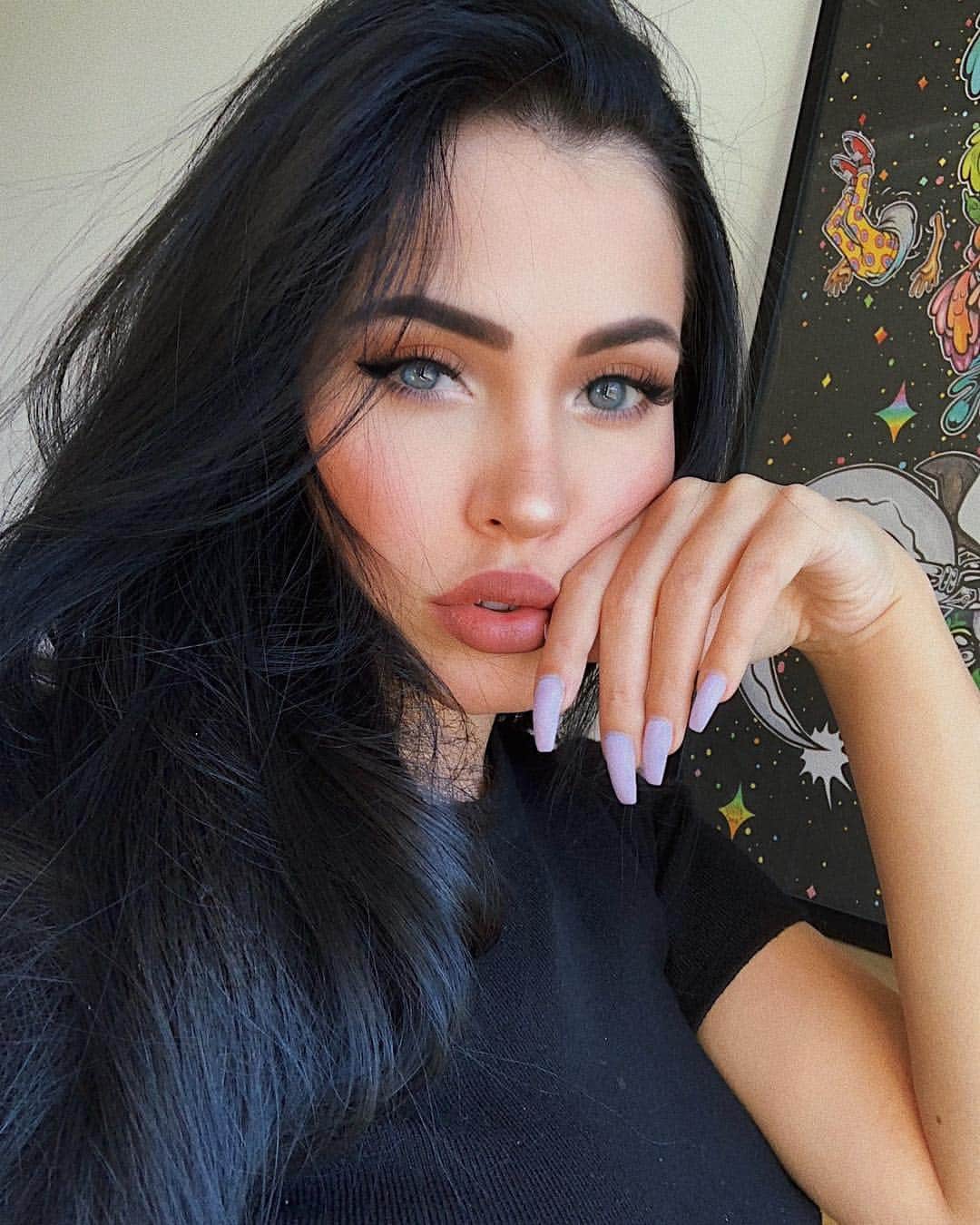 Claudia Alendeさんのインスタグラム写真 - (Claudia AlendeInstagram)「whatsup 🔮 do ya guys dream a lot? have nightmares? often I go into a phase where I have nightmares every single night and then just stops ⠀⠀⠀⠀⠀⠀⠀⠀⠀ (flexitarian highlight - between the sheets blush @colourpopcosmetics )」3月30日 5時53分 - claudiaalende