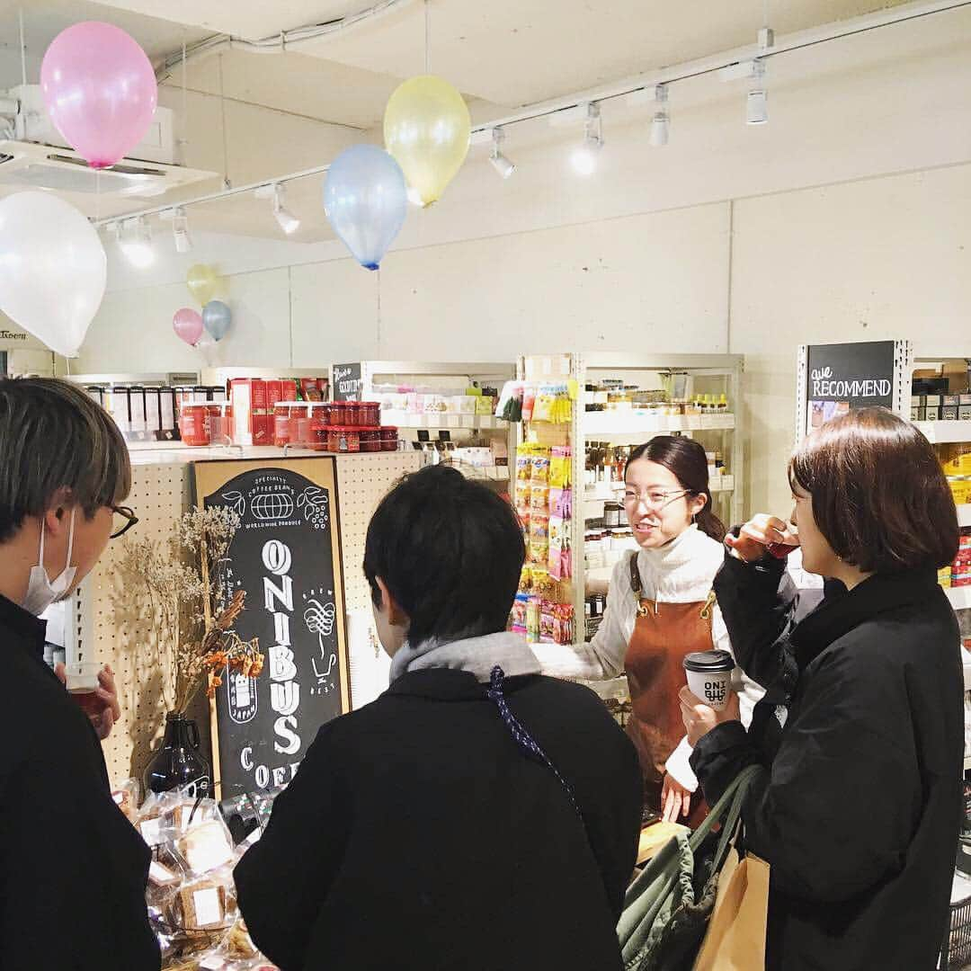 FOOD&COMPANYさんのインスタグラム写真 - (FOOD&COMPANYInstagram)「. 🎉FOOD&COMPANY 5th anniversary 🎉 2019.3.30-31 @学大店 . . こんにちは！今週末、学大店ではオープン5周年を記念して、感謝祭を実施中！  店内ではオニバスコーヒーさんのハンドドリップコーヒー4種とmyownのケーキを販売しています。当店で扱う愛媛県の柑橘農家さん、田中さんの旬のブラッドオレンジを使ったヴィーガンマフィンもご用意。本日数量限定でつくっていただきました。myownさんありがとうございます！  また、3000円以上お買い上げで1回、ガラガラくじ引きも実施中。景品には、当店スタッフがおすすめの食材やドリンクをチョイス。何が当たるかは、お楽しみに！  愛知県からは美岳小屋の林さんから自然栽培のいちごが、他にも旬の野菜や果物もたっぷりと届いております。お散歩がてら、季節を感じにいらしてくださいね。  それでは、みなさまのお越しを心よりお待ちしております！  #foodandcompany #フードアンドカンパニー #学芸大学 #5周年 #onibuscoffee #オニバスコーヒー #myown」3月30日 16時45分 - foodandcompany_grocery