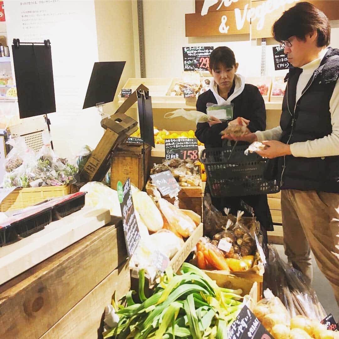 FOOD&COMPANYさんのインスタグラム写真 - (FOOD&COMPANYInstagram)「. 🎉FOOD&COMPANY 5th anniversary 🎉 2019.3.30-31 @学大店 . . こんにちは！今週末、学大店ではオープン5周年を記念して、感謝祭を実施中！  店内ではオニバスコーヒーさんのハンドドリップコーヒー4種とmyownのケーキを販売しています。当店で扱う愛媛県の柑橘農家さん、田中さんの旬のブラッドオレンジを使ったヴィーガンマフィンもご用意。本日数量限定でつくっていただきました。myownさんありがとうございます！  また、3000円以上お買い上げで1回、ガラガラくじ引きも実施中。景品には、当店スタッフがおすすめの食材やドリンクをチョイス。何が当たるかは、お楽しみに！  愛知県からは美岳小屋の林さんから自然栽培のいちごが、他にも旬の野菜や果物もたっぷりと届いております。お散歩がてら、季節を感じにいらしてくださいね。  それでは、みなさまのお越しを心よりお待ちしております！  #foodandcompany #フードアンドカンパニー #学芸大学 #5周年 #onibuscoffee #オニバスコーヒー #myown」3月30日 16時45分 - foodandcompany_grocery