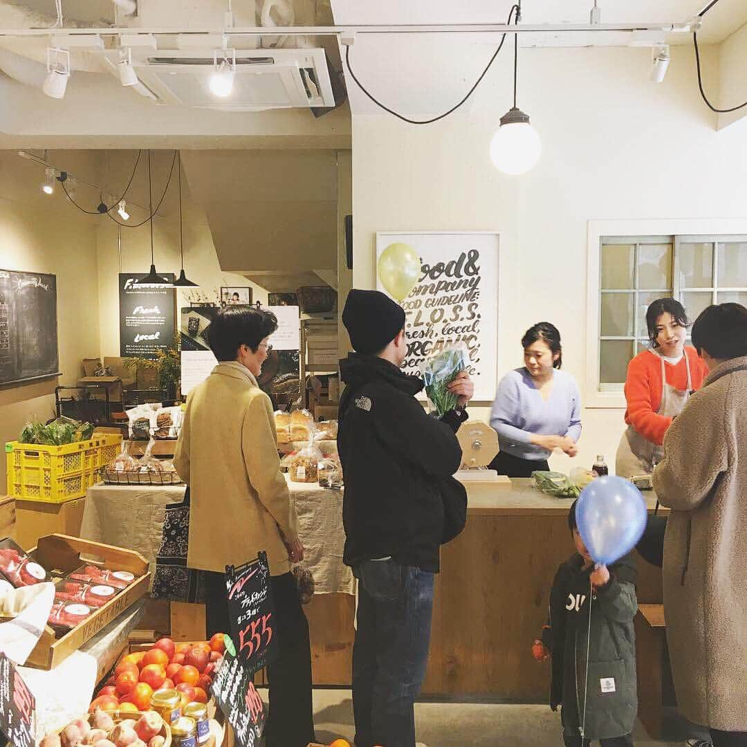 FOOD&COMPANYさんのインスタグラム写真 - (FOOD&COMPANYInstagram)「. 🎉FOOD&COMPANY 5th anniversary 🎉 2019.3.30-31 @学大店 . . こんにちは！今週末、学大店ではオープン5周年を記念して、感謝祭を実施中！  店内ではオニバスコーヒーさんのハンドドリップコーヒー4種とmyownのケーキを販売しています。当店で扱う愛媛県の柑橘農家さん、田中さんの旬のブラッドオレンジを使ったヴィーガンマフィンもご用意。本日数量限定でつくっていただきました。myownさんありがとうございます！  また、3000円以上お買い上げで1回、ガラガラくじ引きも実施中。景品には、当店スタッフがおすすめの食材やドリンクをチョイス。何が当たるかは、お楽しみに！  愛知県からは美岳小屋の林さんから自然栽培のいちごが、他にも旬の野菜や果物もたっぷりと届いております。お散歩がてら、季節を感じにいらしてくださいね。  それでは、みなさまのお越しを心よりお待ちしております！  #foodandcompany #フードアンドカンパニー #学芸大学 #5周年 #onibuscoffee #オニバスコーヒー #myown」3月30日 16時45分 - foodandcompany_grocery