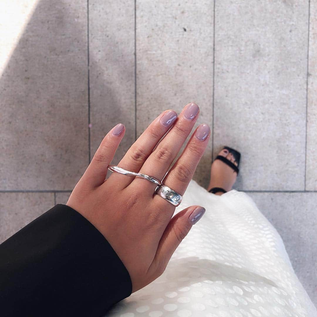 のインスタグラム：「ラベンダーカラーのネイルに変えてきた💜 . いつもモモさんとの韓流トークが楽しくてたまらない👏🏾 インスタ見たと伝えていただけると30%OFFです🥰 @nailsalonfielia  しかしなぜ私の手は昔からぷにぷになのだ、、、 . . . . . #instanails#instabeauty#nail#nailstagram#nailpolish#nailsalonfielia#newnail#photography#💅#ネイル#ネイル#ネイルポリッシュ#ネイル好きな人と繋がりたい#手元くら部」