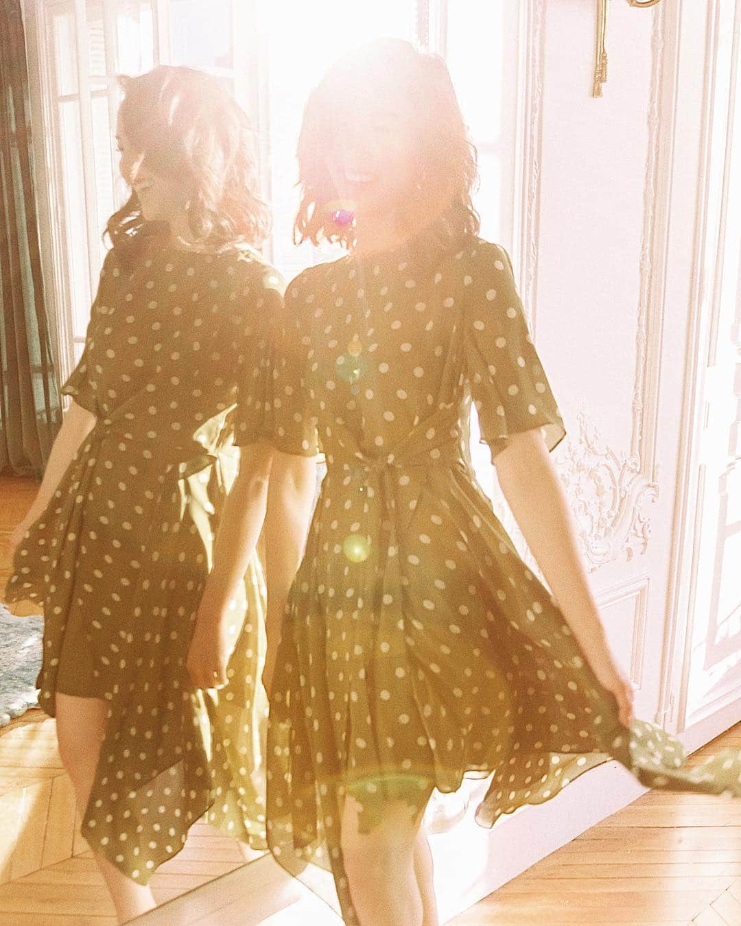 クリッセル・リムさんのインスタグラム写真 - (クリッセル・リムInstagram)「From Paris to LA....The perfect weekend dress 🌸 The @Chrisellelimcollection Marine Polka Dot Midi Dress available at @nordstrom and almost sold out! Only available in sizes M & XL . 🌸 Direct link in my stories」3月30日 15時20分 - chrisellelim