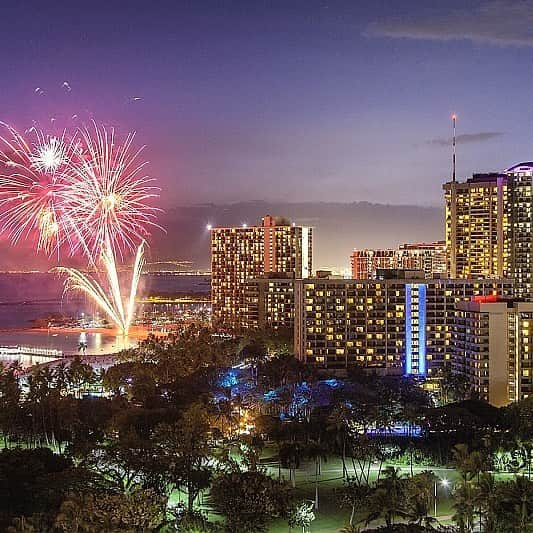 Trump Waikikiさんのインスタグラム写真 - (Trump WaikikiInstagram)「We added some spark to our #AlohaFriday at Wai‘olu Ocean Cuisine.  Dined and wined while seeing a spectacular aerial fireworks display.  #trumpwaikiki#fivestarhotelhonolulu#waioluoceancuisine #fridayfireworks 📷: @andreaforlani_photojournalistand @federicabrunini」3月30日 15時22分 - trumpwaikiki