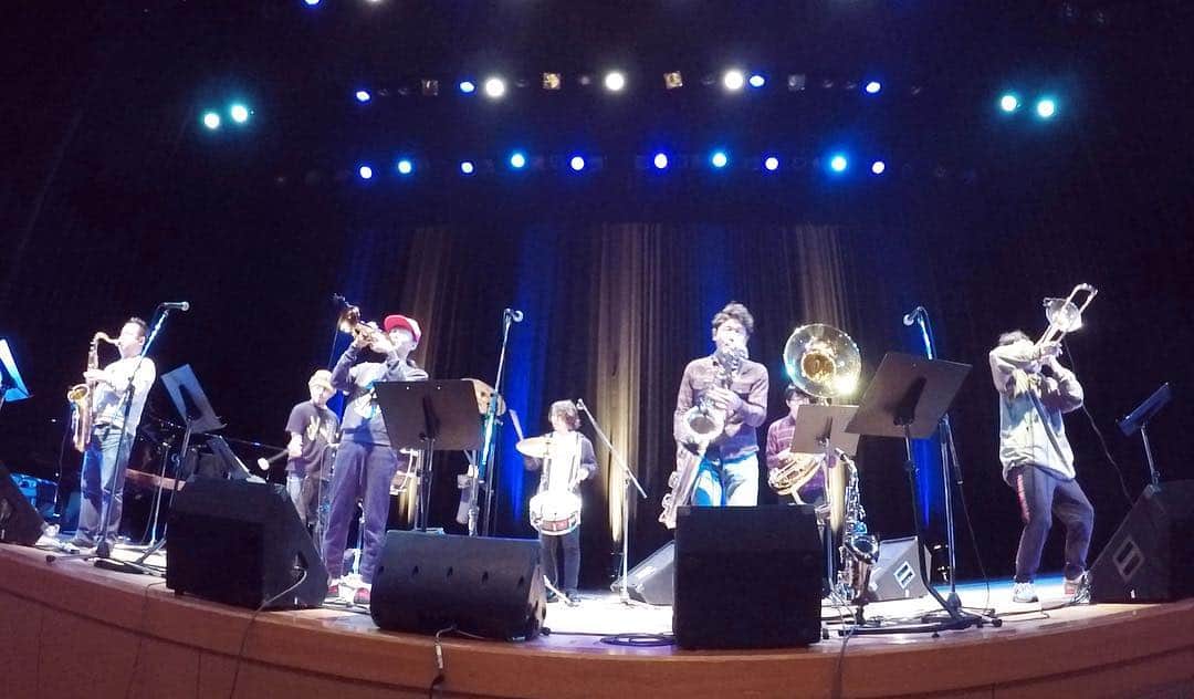 のインスタグラム：「本日のbbbbは綾戸さんと香川県は三木町でコンサート。 まもなくっ！  #blackbottombrassband  #綾戸智恵 #ハイカラ八重奏 #bbbbリハーサル  ３月３０日（土）『BLACK BOTTOM BRASS BAND feat.綾戸智恵 in 三木町』 ●三木町交流プラザ メタホール（香川県木田郡三木町大字鹿伏360） ●開場 15:00　開演 15:30 ●入場料 一　般 　3,500円 鑑賞友の会 3,000円 中学生以下 2,000円 ※３歳未満膝上無料 ●お問合せ 三木町文化交流プラザ（087-898-9222）」