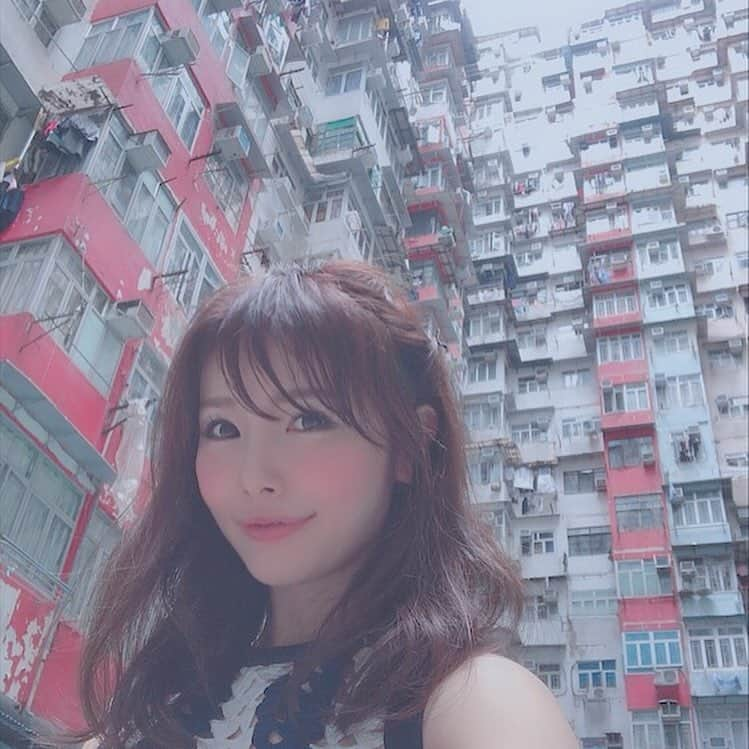 宇水遥佳さんのインスタグラム写真 - (宇水遥佳Instagram)「. 香港にきています🇭🇰 . 行きたかったシリーズ✨ 圧巻される密集団地だけど お家には普通に人が住んでいて 現地は普通に日常が漂っていた。 . 夜にも行ってみたい✨ . #香港 #香港旅行 #旅 #旅行  #hongkong  #quarrybay  #transformers  #海景樓  #トランスフォーマー  #モンスターマンション  #たびすたぐらむ  #タビジョ  #旅ガール  #撮影 #インスタ映え  #旅好きな人と繋がりたい  #旅行好きな人と繋がりたい  #trip  #instatrip  #travels #traveling #traveltheworld #worldtravelpics #wearetravelgirls #worldtraveler #lovetraveling #travellife #travelgirl #travelgram #instatravel」3月30日 15時37分 - haruka._.usui