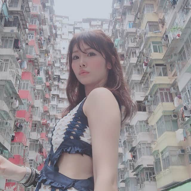 宇水遥佳さんのインスタグラム写真 - (宇水遥佳Instagram)「. 香港にきています🇭🇰 . 行きたかったシリーズ✨ 圧巻される密集団地だけど お家には普通に人が住んでいて 現地は普通に日常が漂っていた。 . 夜にも行ってみたい✨ . #香港 #香港旅行 #旅 #旅行  #hongkong  #quarrybay  #transformers  #海景樓  #トランスフォーマー  #モンスターマンション  #たびすたぐらむ  #タビジョ  #旅ガール  #撮影 #インスタ映え  #旅好きな人と繋がりたい  #旅行好きな人と繋がりたい  #trip  #instatrip  #travels #traveling #traveltheworld #worldtravelpics #wearetravelgirls #worldtraveler #lovetraveling #travellife #travelgirl #travelgram #instatravel」3月30日 15時37分 - haruka._.usui