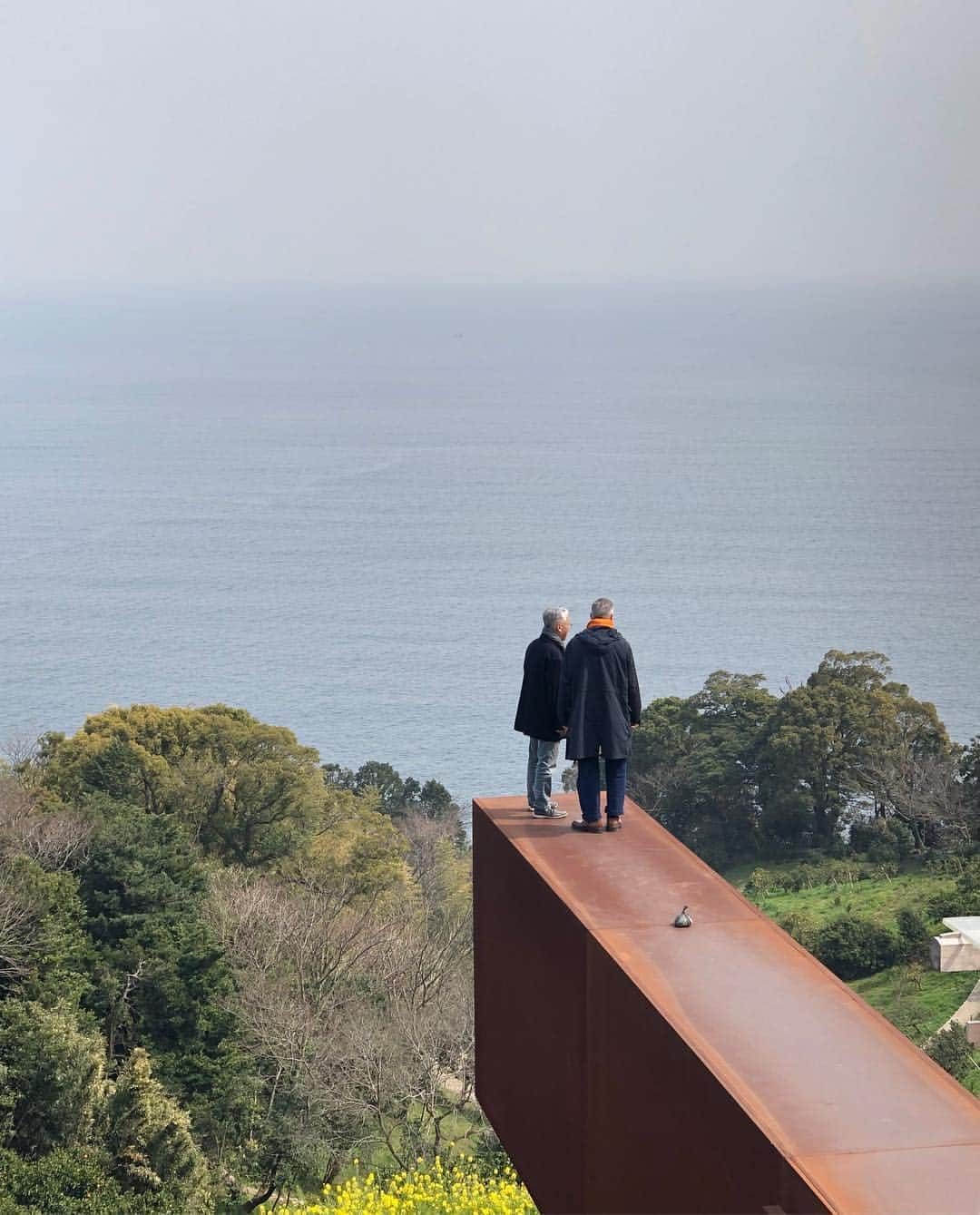 ドリス・ヴァン・ノッテンさんのインスタグラム写真 - (ドリス・ヴァン・ノッテンInstagram)「Dries Van Noten and Hiroshi Sugimoto at the Odawara Art Foundation Enoura Observatory.  A meeting at Sugimoto-san’s powerful foundation as a precursor of their conversation tomorrow at the Tokyo National Museum  #driesvannoten #dvn #hiroshisugimoto  #dries10aoyama #happy10」3月30日 15時44分 - driesvannoten