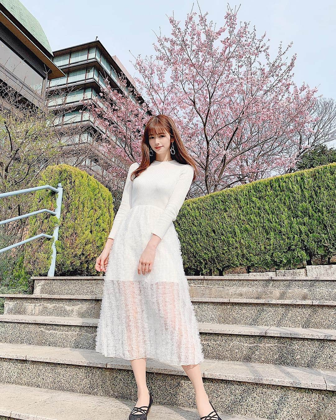 得あゆさんのインスタグラム写真 - (得あゆInstagram)「東京の桜🌸満開🌸🌸🌸👉🏻 ・ onepiece : @aelee_official shoes : @esperanza_official Photo : ホテル椿山荘🌸 ・ ・ ・ ・ ・ ・ ・ ・ #椿山荘#sakura_hct#ホテル#庭#アクセサリー#ピアス#コーディネート#アフタヌーンティー#ランチ#お昼ごはん#春#散歩#さくら#桜#デート#カフェ#カフェ巡り#ワンピース#インスタ映え#カメラ女子#写真#美白#美肌#hotel#accessory#white#onepiece#pierce#photoshoot#japanesegirl」3月30日 15時46分 - tokuayu819