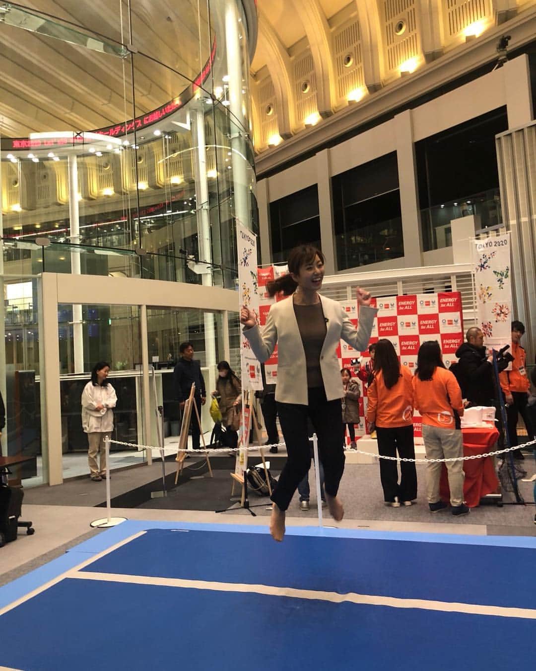 内田嶺衣奈さんのインスタグラム写真 - (内田嶺衣奈Instagram)「今日は「東京2020 Let's 55！〜レッツゴーゴー〜」の取材へ✨  様々な競技体験が出来るのですが、 なんと、東京証券取引所で行われたんです👀✨ 写真は、世界と戦う日本唯一の女性ライダー、BMX（自転車競技）の大池水杜選手と✨  魅せるスポーツだからこそ、BMXに好きな色である紫を入れているそうです☺️✨ 夕方の放送ぜひご覧ください😊💓 #BMX #大池水杜選手 #東京2020 #競技体験」3月30日 15時56分 - reina.uchida