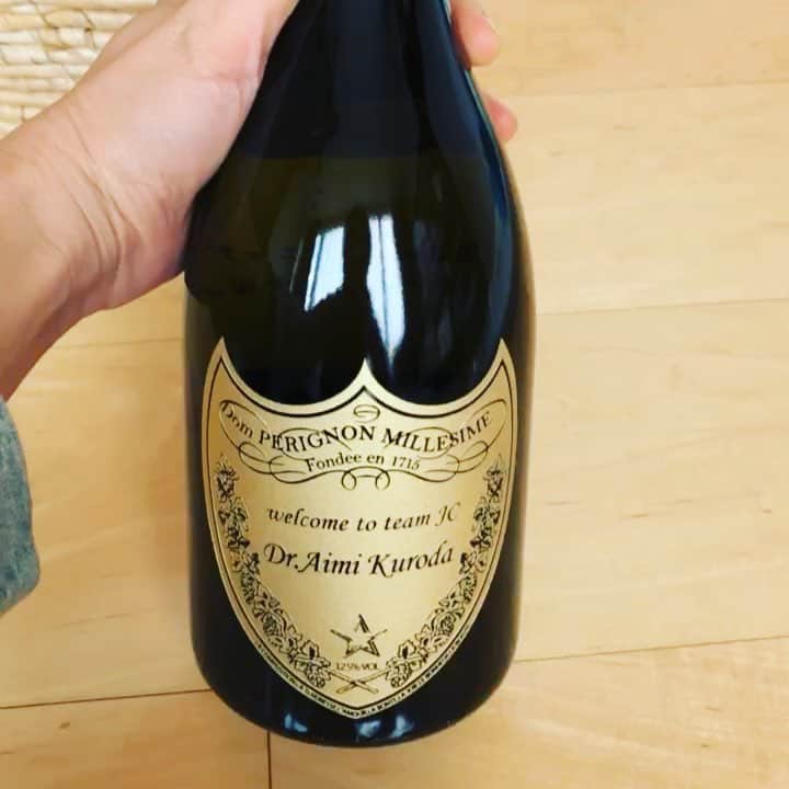 のインスタグラム：「歓迎会で頂きました😆🍾‼️ こんなすごいもの！！😳🙏🙏🙏 Wow ‼️ My name in Dom Perignon 😳😆❣️ #感謝 #名前入りドンペリ #ドンペリ #domperignon  #自由が丘クリニック #歓迎 #裏には自由が丘クリニックインターナショナル上海 #自由が丘クリニックインターナショナル上海 #jiyugaokaclinic #jiyugaokaclinicinternationalshanghai  #美容アンチエイジング専門医 #黒田愛美」