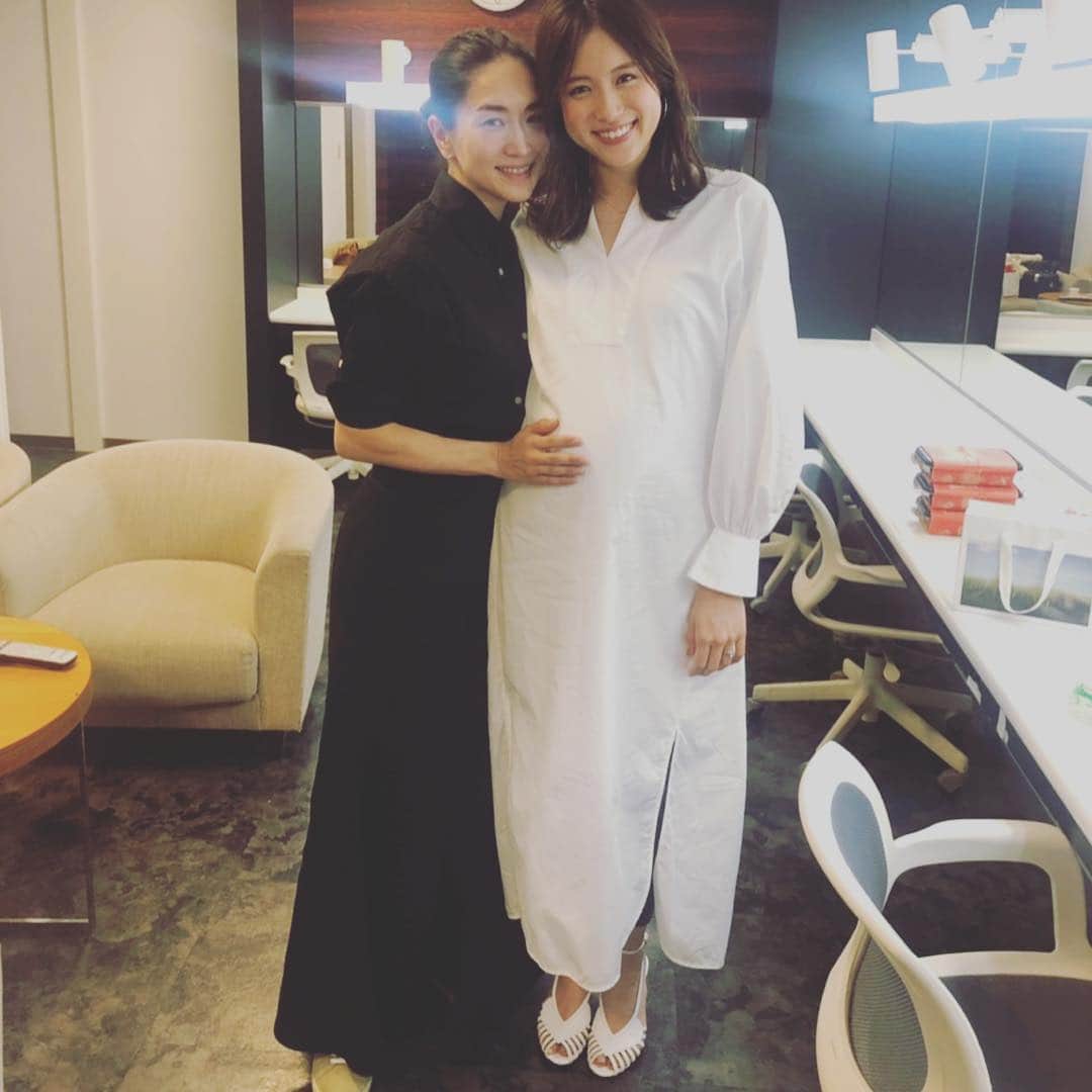 亀恭子のインスタグラム：「王様のブランチ。 . . . @sasagawayuri ちゃん 産休の為、本日が一旦最終日。 . . 2枚目→2014年 初めての出演時。 懐かしい^ ^ . . . ひとまず、5年間お疲れ様でした！ 元気な赤ちゃんとゆりママに会えるのを楽しみにしてます❤︎ . . today's yuri… #onepiece #enfold #jewelry #cocoshnik . . #王様のブランチ #tbs #笹川友里 #saturday #お疲れ様 #love #❤︎」