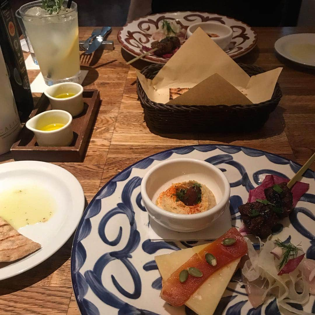 長谷川あやさんのインスタグラム写真 - (長谷川あやInstagram)「🐪🐪🐪 #cicada #lunch #happy #omotesando #aoyama #あや飯 ・ ・ ・ 久しぶりに美和子ちゃんとランチ〜👭💓 （大好きなお店予約しててくれた😍） ・ オリーブオイル大好きだから 最初にパンにつけるオリーブ 選べるのすっごくいい〜🤤💛 ・ サプライズにもびっくりだし 何年経っても変わらない 美和子ちゃんにもびっくりだわ😂🙌‼️ ・ はっぴーなランチでしたありがとう(´∀｀)✨ ・ 最近になってさらによく動くちびすけさん🐣← お腹押すとおんなじところ蹴っ飛ばして くるんだけどカメラ向けると やってくれないんだよね！笑 そのかわりに真夜中とか明け方とか 寝ようとするとぼっこぼこ殴る蹴るしてくる！笑 （スワイプしてね👉） ・ パパに似て人見知りなのかな〜😀💭」3月30日 16時01分 - ayasuke_0516