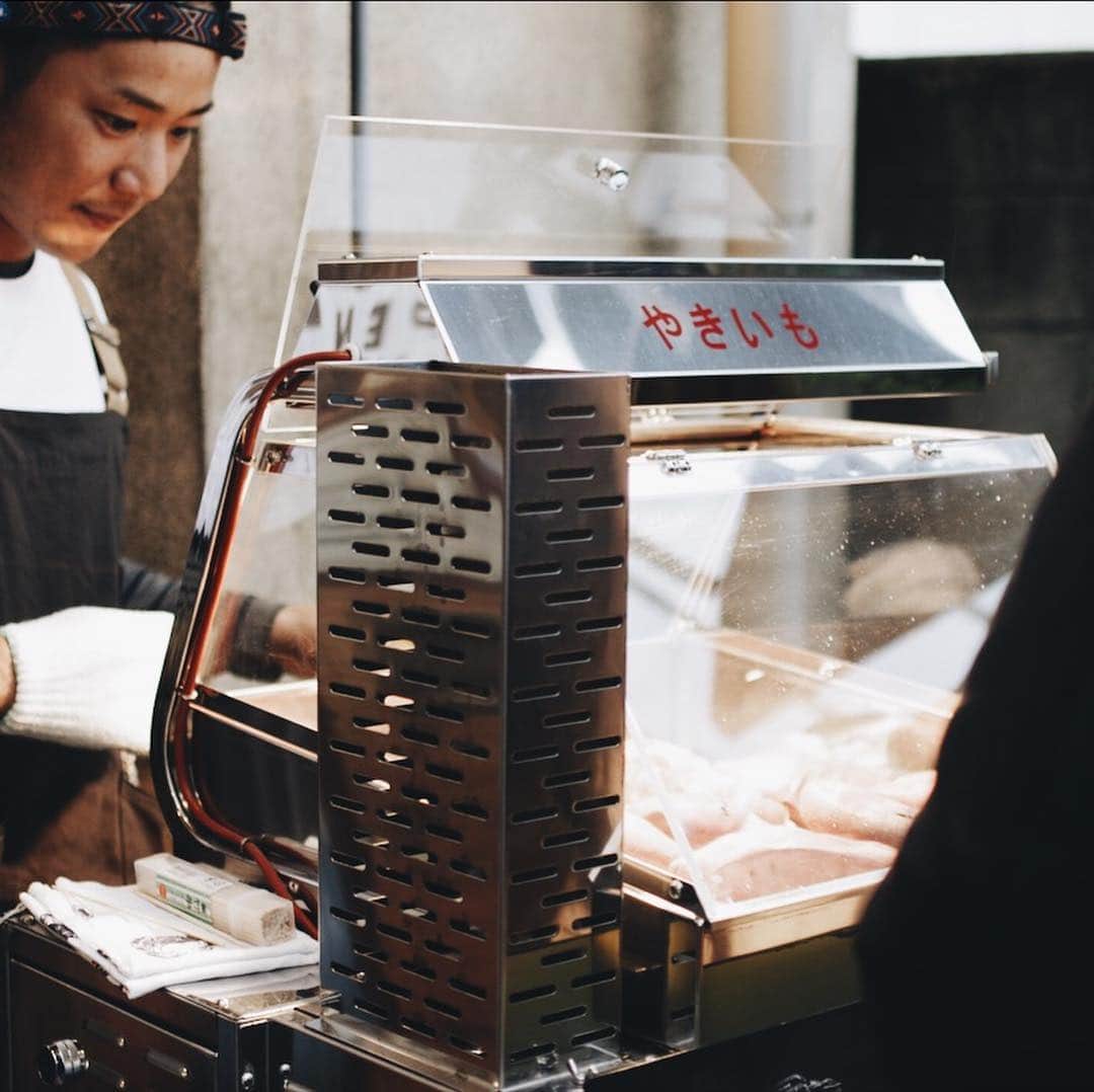EIGHT DESIGNさんのインスタグラム写真 - (EIGHT DESIGNInstagram)「本日は8まつり。 たくさんの出店者さんとお客様で賑わっています。 ハチカフェの前はお花屋さん。ブーケやスワッグをその場で作ってくれます。 今日は19時まで、明日は17時まで。ぜひお立ち寄りください〜 http://hachicafe.jp/2019/02/27/8matsuri-dango/ ーーー 「8まつり -花よりだんご-」. 今回の8まつりはマルシェが大集合. ーーー エイトタウンに馴染みのある作家さんや、人気のあのごはん屋さんまで。 素敵なお店や作家さんとコラボして、ハチカフェとエイトタウンがこの日だけの特別な空間になります。 . おいしくて楽しい2日間。 たくさんの笑顔に出会えることを楽しみにしています。 . ★日時：2019年3月30日(土) 10:00-19:00 　2019年3月31日(日) 10:00-17:00 ★会場：EIGHT TOWN・ハチカフェ . ★出店（物販）： ・31日のみ：churabow( @churabow )／ ・両日：BANUL( @re_square_banul )／モノコト( @koyagiyuki )／epanouir( @epanouir2008 )／EIGHT TOWN( @eighttown ) . ★出店（飲食）： ・30日のみ：タイペイシャオツー( @taipei_shaotsu )／おにぎりやさん( @onigiriyasan_ ) ・31日のみ：hoppeta( @hoppeta253 ) ・両日：ハットリライスマーケット( @hattori.rice.market )／ハチカフェ( @hachicafe8tsurumai ) . ★イベント・ワークショップ： ・31日のみ：HAIR ICI TRE( @ici_mamakami ) ・両日：モノコト( @koyagiyuki )／HACHI KAGU( @hachikagu )／EIGHT DESIGN( @eightdesign ) . ★来場特典★ 春ファッション【ピンク/花柄/デニム】どれか1つでも身につけてご来場の方にはミニ3色だんごプレゼント！ . ーーー #8まつり #8まつり花よりだんご #マルシェ #名古屋イベント #名古屋マルシェ #春休み #春休みイベント #春休みマルシェ #バナル #モノコト #epanouir #churabow #タイペイシャオツー #おにぎりやさん #hoppeta #ハットリライスマーケット #HAIRICITRE #EIGHTDESIGN #エイトデザイン #EIGHTTOWN #エイトタウン #HACHIKAGU #ハチカグ #ハチカフェ #名古屋カフェ #鶴舞カフェ」3月30日 16時05分 - eightdesign
