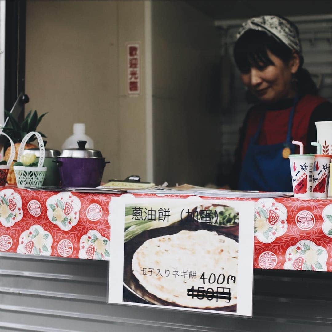 EIGHT DESIGNさんのインスタグラム写真 - (EIGHT DESIGNInstagram)「本日は8まつり。 たくさんの出店者さんとお客様で賑わっています。 ハチカフェの前はお花屋さん。ブーケやスワッグをその場で作ってくれます。 今日は19時まで、明日は17時まで。ぜひお立ち寄りください〜 http://hachicafe.jp/2019/02/27/8matsuri-dango/ ーーー 「8まつり -花よりだんご-」. 今回の8まつりはマルシェが大集合. ーーー エイトタウンに馴染みのある作家さんや、人気のあのごはん屋さんまで。 素敵なお店や作家さんとコラボして、ハチカフェとエイトタウンがこの日だけの特別な空間になります。 . おいしくて楽しい2日間。 たくさんの笑顔に出会えることを楽しみにしています。 . ★日時：2019年3月30日(土) 10:00-19:00 　2019年3月31日(日) 10:00-17:00 ★会場：EIGHT TOWN・ハチカフェ . ★出店（物販）： ・31日のみ：churabow( @churabow )／ ・両日：BANUL( @re_square_banul )／モノコト( @koyagiyuki )／epanouir( @epanouir2008 )／EIGHT TOWN( @eighttown ) . ★出店（飲食）： ・30日のみ：タイペイシャオツー( @taipei_shaotsu )／おにぎりやさん( @onigiriyasan_ ) ・31日のみ：hoppeta( @hoppeta253 ) ・両日：ハットリライスマーケット( @hattori.rice.market )／ハチカフェ( @hachicafe8tsurumai ) . ★イベント・ワークショップ： ・31日のみ：HAIR ICI TRE( @ici_mamakami ) ・両日：モノコト( @koyagiyuki )／HACHI KAGU( @hachikagu )／EIGHT DESIGN( @eightdesign ) . ★来場特典★ 春ファッション【ピンク/花柄/デニム】どれか1つでも身につけてご来場の方にはミニ3色だんごプレゼント！ . ーーー #8まつり #8まつり花よりだんご #マルシェ #名古屋イベント #名古屋マルシェ #春休み #春休みイベント #春休みマルシェ #バナル #モノコト #epanouir #churabow #タイペイシャオツー #おにぎりやさん #hoppeta #ハットリライスマーケット #HAIRICITRE #EIGHTDESIGN #エイトデザイン #EIGHTTOWN #エイトタウン #HACHIKAGU #ハチカグ #ハチカフェ #名古屋カフェ #鶴舞カフェ」3月30日 16時05分 - eightdesign