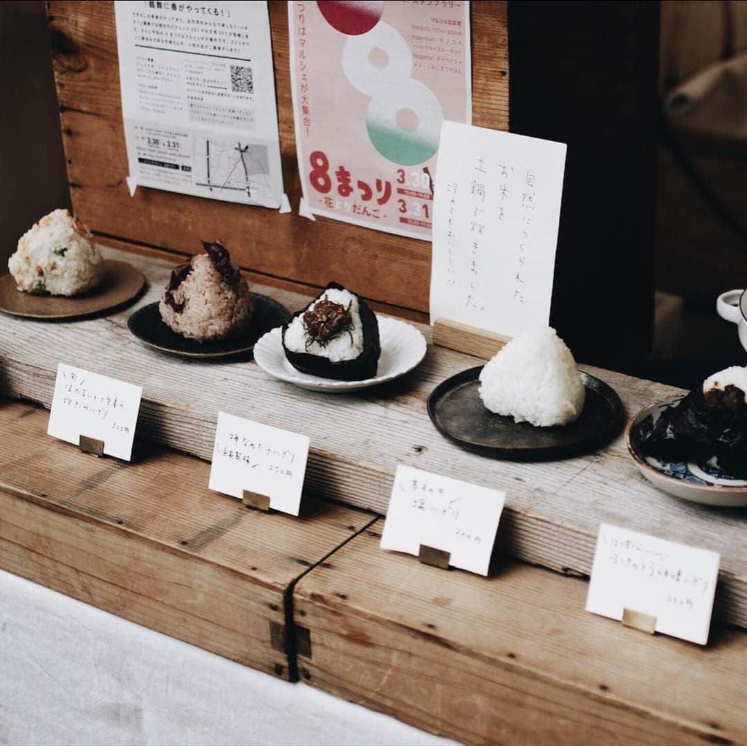 EIGHT DESIGNさんのインスタグラム写真 - (EIGHT DESIGNInstagram)「本日は8まつり。 たくさんの出店者さんとお客様で賑わっています。 ハチカフェの前はお花屋さん。ブーケやスワッグをその場で作ってくれます。 今日は19時まで、明日は17時まで。ぜひお立ち寄りください〜 http://hachicafe.jp/2019/02/27/8matsuri-dango/ ーーー 「8まつり -花よりだんご-」. 今回の8まつりはマルシェが大集合. ーーー エイトタウンに馴染みのある作家さんや、人気のあのごはん屋さんまで。 素敵なお店や作家さんとコラボして、ハチカフェとエイトタウンがこの日だけの特別な空間になります。 . おいしくて楽しい2日間。 たくさんの笑顔に出会えることを楽しみにしています。 . ★日時：2019年3月30日(土) 10:00-19:00 　2019年3月31日(日) 10:00-17:00 ★会場：EIGHT TOWN・ハチカフェ . ★出店（物販）： ・31日のみ：churabow( @churabow )／ ・両日：BANUL( @re_square_banul )／モノコト( @koyagiyuki )／epanouir( @epanouir2008 )／EIGHT TOWN( @eighttown ) . ★出店（飲食）： ・30日のみ：タイペイシャオツー( @taipei_shaotsu )／おにぎりやさん( @onigiriyasan_ ) ・31日のみ：hoppeta( @hoppeta253 ) ・両日：ハットリライスマーケット( @hattori.rice.market )／ハチカフェ( @hachicafe8tsurumai ) . ★イベント・ワークショップ： ・31日のみ：HAIR ICI TRE( @ici_mamakami ) ・両日：モノコト( @koyagiyuki )／HACHI KAGU( @hachikagu )／EIGHT DESIGN( @eightdesign ) . ★来場特典★ 春ファッション【ピンク/花柄/デニム】どれか1つでも身につけてご来場の方にはミニ3色だんごプレゼント！ . ーーー #8まつり #8まつり花よりだんご #マルシェ #名古屋イベント #名古屋マルシェ #春休み #春休みイベント #春休みマルシェ #バナル #モノコト #epanouir #churabow #タイペイシャオツー #おにぎりやさん #hoppeta #ハットリライスマーケット #HAIRICITRE #EIGHTDESIGN #エイトデザイン #EIGHTTOWN #エイトタウン #HACHIKAGU #ハチカグ #ハチカフェ #名古屋カフェ #鶴舞カフェ」3月30日 16時05分 - eightdesign