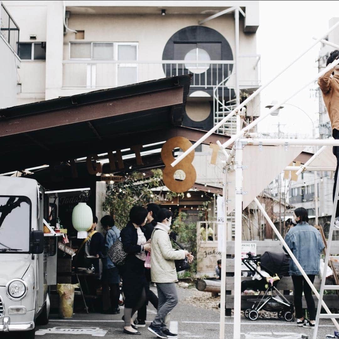 EIGHT DESIGNさんのインスタグラム写真 - (EIGHT DESIGNInstagram)「本日は8まつり。 たくさんの出店者さんとお客様で賑わっています。 ハチカフェの前はお花屋さん。ブーケやスワッグをその場で作ってくれます。 今日は19時まで、明日は17時まで。ぜひお立ち寄りください〜 http://hachicafe.jp/2019/02/27/8matsuri-dango/ ーーー 「8まつり -花よりだんご-」. 今回の8まつりはマルシェが大集合. ーーー エイトタウンに馴染みのある作家さんや、人気のあのごはん屋さんまで。 素敵なお店や作家さんとコラボして、ハチカフェとエイトタウンがこの日だけの特別な空間になります。 . おいしくて楽しい2日間。 たくさんの笑顔に出会えることを楽しみにしています。 . ★日時：2019年3月30日(土) 10:00-19:00 　2019年3月31日(日) 10:00-17:00 ★会場：EIGHT TOWN・ハチカフェ . ★出店（物販）： ・31日のみ：churabow( @churabow )／ ・両日：BANUL( @re_square_banul )／モノコト( @koyagiyuki )／epanouir( @epanouir2008 )／EIGHT TOWN( @eighttown ) . ★出店（飲食）： ・30日のみ：タイペイシャオツー( @taipei_shaotsu )／おにぎりやさん( @onigiriyasan_ ) ・31日のみ：hoppeta( @hoppeta253 ) ・両日：ハットリライスマーケット( @hattori.rice.market )／ハチカフェ( @hachicafe8tsurumai ) . ★イベント・ワークショップ： ・31日のみ：HAIR ICI TRE( @ici_mamakami ) ・両日：モノコト( @koyagiyuki )／HACHI KAGU( @hachikagu )／EIGHT DESIGN( @eightdesign ) . ★来場特典★ 春ファッション【ピンク/花柄/デニム】どれか1つでも身につけてご来場の方にはミニ3色だんごプレゼント！ . ーーー #8まつり #8まつり花よりだんご #マルシェ #名古屋イベント #名古屋マルシェ #春休み #春休みイベント #春休みマルシェ #バナル #モノコト #epanouir #churabow #タイペイシャオツー #おにぎりやさん #hoppeta #ハットリライスマーケット #HAIRICITRE #EIGHTDESIGN #エイトデザイン #EIGHTTOWN #エイトタウン #HACHIKAGU #ハチカグ #ハチカフェ #名古屋カフェ #鶴舞カフェ」3月30日 16時05分 - eightdesign