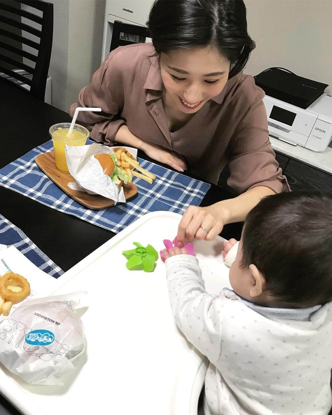 山田千尋さんのインスタグラム写真 - (山田千尋Instagram)「. 久しぶりにモスが食べたくなり、テイクアウトした日。 大人組は期間限定のクリームチーズテリヤキバーガーで りゅさん(5)はワイワイテリヤキチーズバーガーセット🍔❤️ . いつも食べてるテリヤキにクリームチーズがたっぷり追加されていてまろやかな贅沢テリヤキバーガーになってて美味しかったぁ😍 . りゅさんが優しくてセットのおもちゃを娘にくれて 娘も喜んで遊んでてほっこり🥰 りゅさんありがとねぇ🥰 上手に写真まで撮れるようになっちゃって🥺✨ . #クリームチーズテリヤキバーガー#モスバーガー #ワイワイテリヤキチーズバーガーセット#モス#PR#期間限定 @mosburger_japan」3月30日 16時04分 - chihiro_511