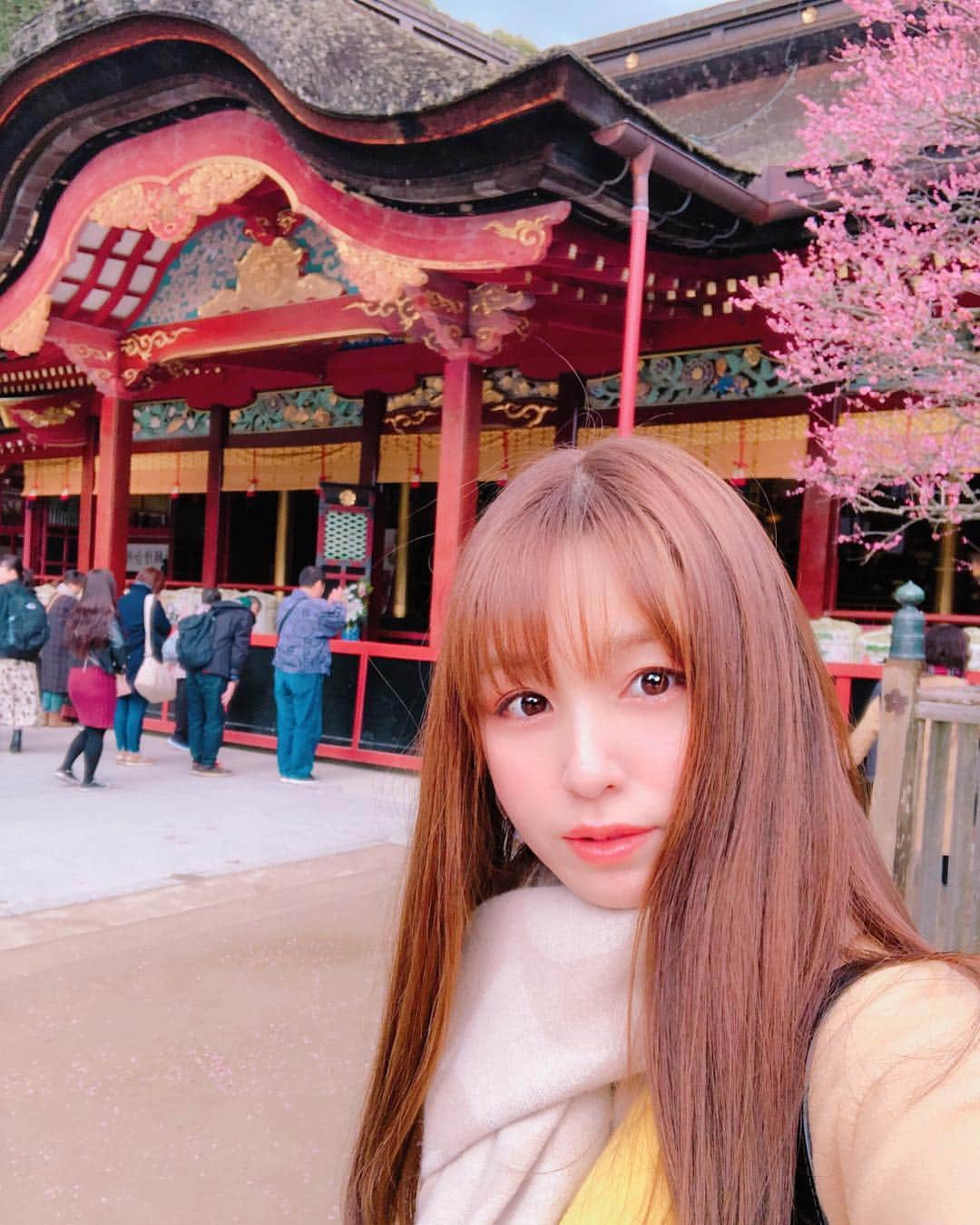 松中みなみさんのインスタグラム写真 - (松中みなみInstagram)「太宰府天満宮⛩🌸 ・ ・ もう3月も終わろうという頃に 3月初めに行った 福岡#太宰府天満宮 の思い出をぺた🍀 ・ 福岡で生放送あったので 前乗りして参拝してきたの❣️ ・ この頃は〝梅が満開じゃ〜✨って 喜んでたけど 今はもう桜の時期🌸✨ 時間が経つのは早いな〜💭✨ ・ ・ ・ #福岡 #神社 #太宰府 #学問の神様  #御朱印 #美文字 #御朱印ガール #御朱印集め  #御神牛 #🐂 #同い年 😳 #御朱印巡り #神社巡り #goshuin #shrine #dazaifu  #松中みなみ」3月30日 16時09分 - minami_matsunaka