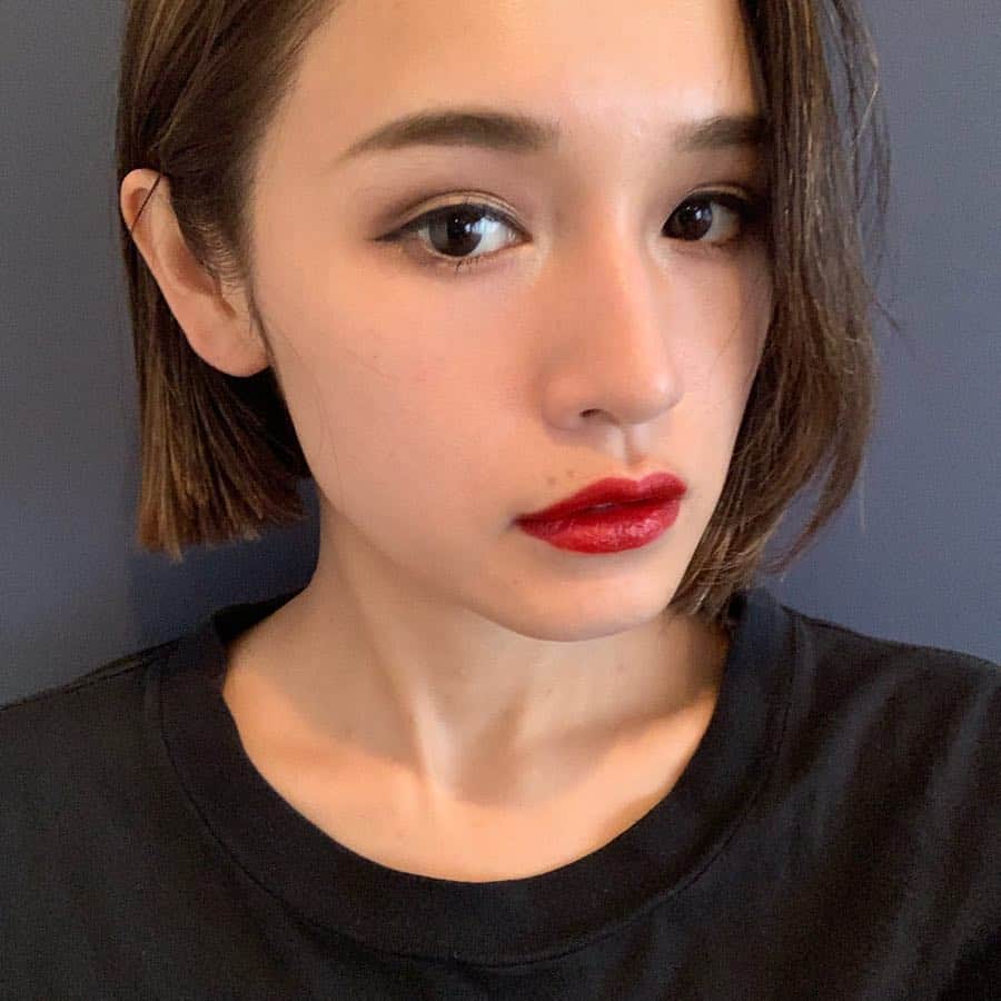 信近エリのインスタグラム：「.﻿ ﻿ リップの質問多いので、THREEの塗り比べ載せておきます💄﻿ ﻿ 1番使ってるのは1枚目の色で、﻿ プリセットカメラ&加工なしだから、色は割と見たままだと思うけども、店頭などでも試してみてください♡♡﻿ ﻿ ①THREE デアリングリィディスティンクト03﻿ ﻿ ②THREE デアリングリィディスティンクト05﻿ ﻿ ③THREE デアリングリィデミュア 03﻿ ﻿ ④THREE デアリングリィデミュア 07﻿ ﻿ ﻿」