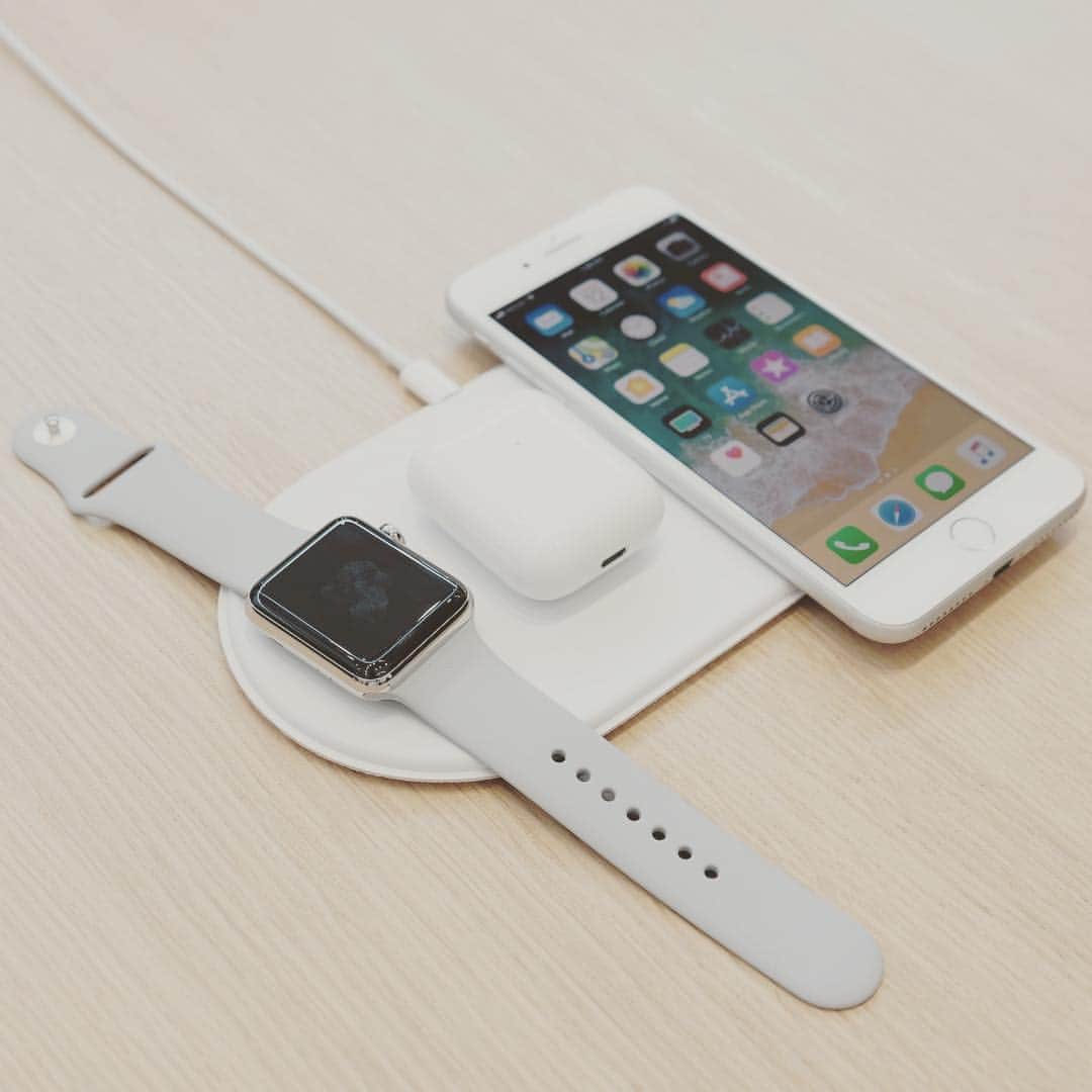 松村太郎のインスタグラム：「#Apple #AirPower demo, September 2017 Special #AppleEvent at Steve Jobs Theater. The AirPower project was suspended. 😢」
