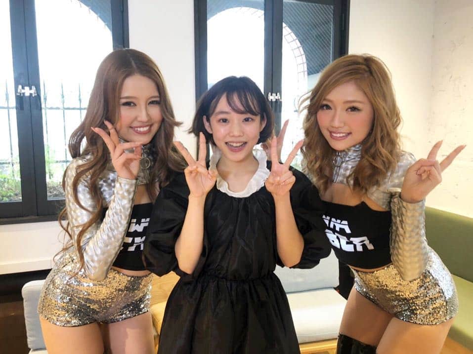 Baekのインスタグラム：「ギャオ配信のスピードワゴンさんMCの「スピードワゴンの芸能女学院」 に出演します！ 新元号に向けて、自分が◯◯に変わりたい！という宣言をします。 スピードワゴンのお二人に有難いお言葉をもらいました(笑) 是非ご覧下さい！ 視聴者プレゼントもありますので、皆さんご応募ください！  #GYAO#GYAO配信#バラエティ #スピードワゴン#スピードワゴンの芸能女学院 #私の宣言#新元号#プレゼント企画」