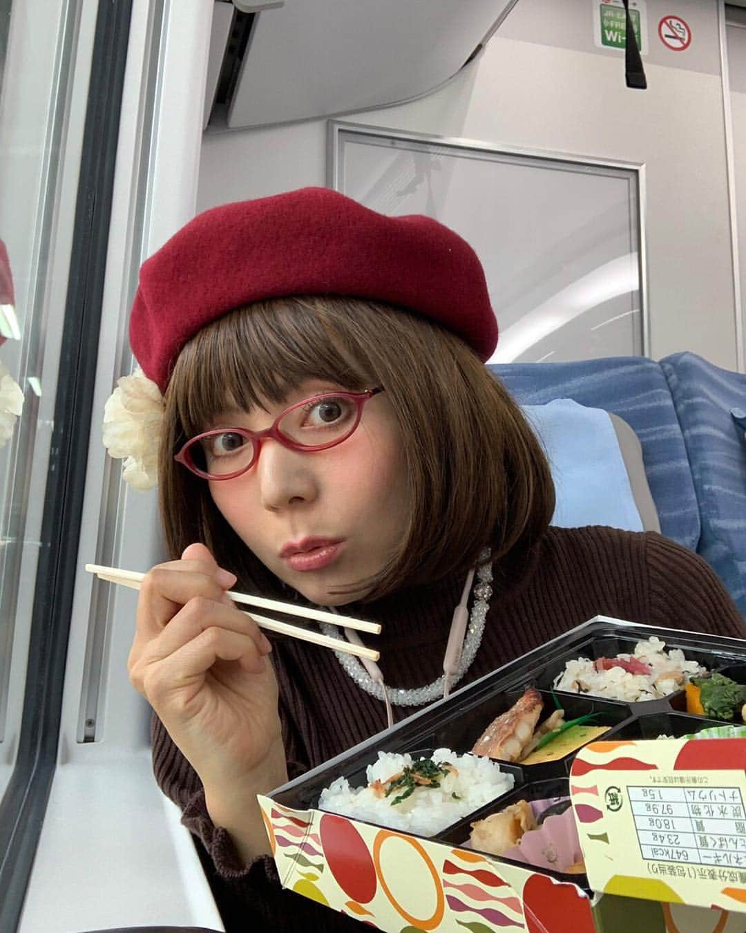 木部さんさんのインスタグラム写真 - (木部さんInstagram)「旅行だお〜！🚞 . . . . #電車でgo #お弁当🍱 #bento」3月30日 16時22分 - kibe_dayo