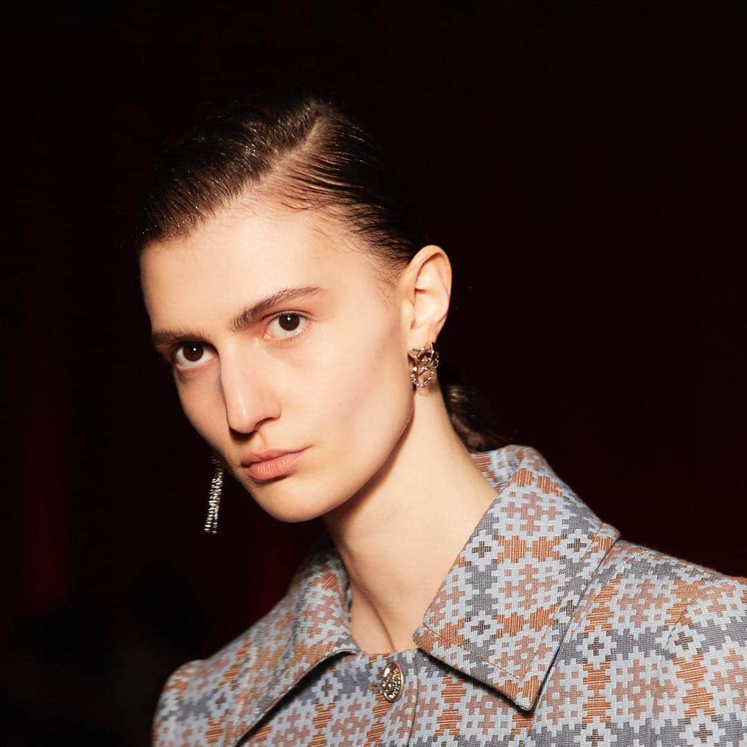 資生堂 さんのインスタグラム写真 - (資生堂 Instagram)「Shanghai Fashion Week  HAIZHEN WANG  @haizhenwang  #shanghaifashionweek #aw19  #backstage #hair and #makeup  by @shiseido_hma  #headhairstylist by @teruakishinjo  #headmakeupartist by @nishimori_yuki  @shiseido #beautyreimagined  #visiblefeelsinvisible  @shiseidopro_official  #shiseidoprofessional  @sabfa_official  #shanghai #fashion #fashionphotography  #上海时装周 #时装 #化妆 #发型」3月30日 16時33分 - shiseido_hma