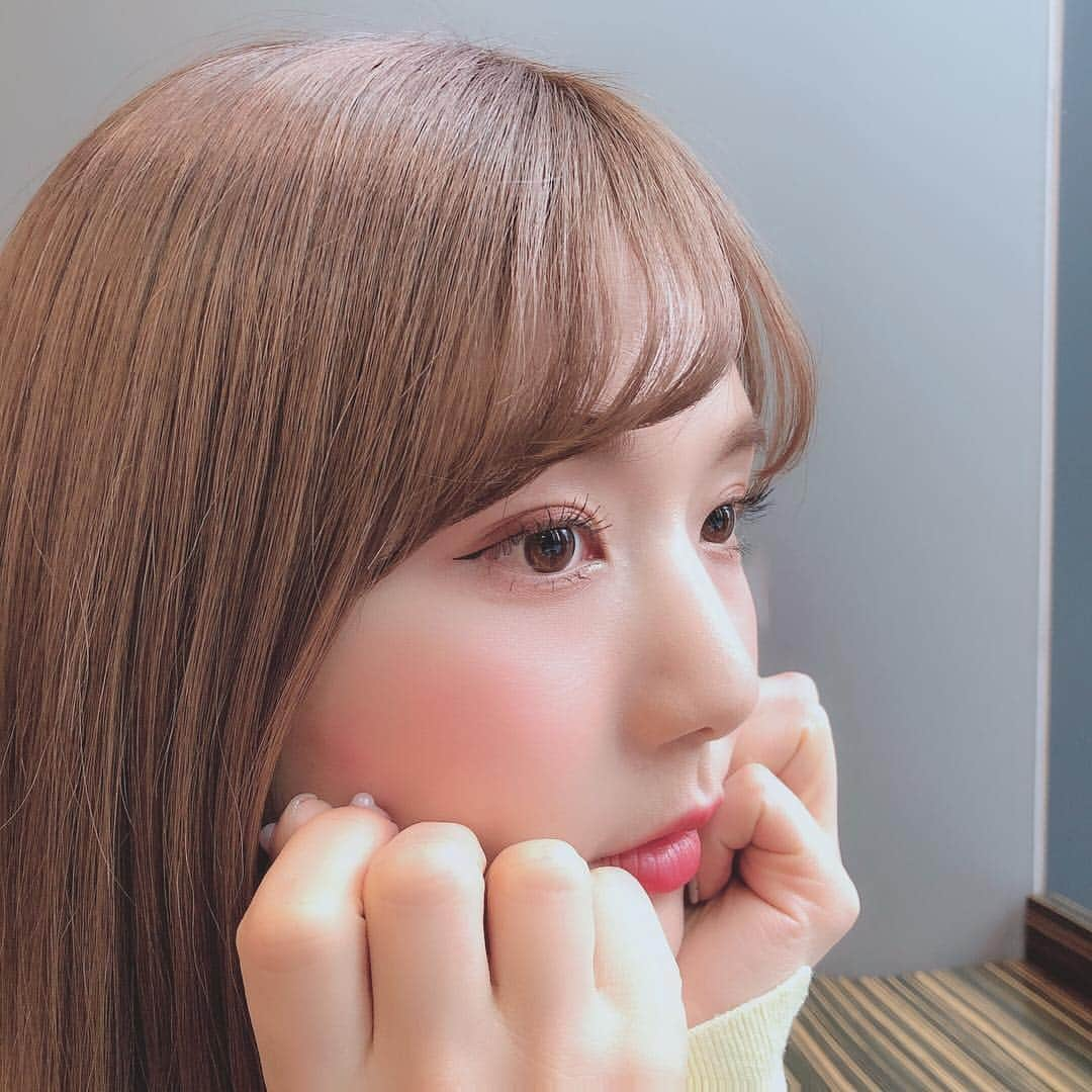 ひよんさんのインスタグラム写真 - (ひよんInstagram)「👸👠💘💄 ㅤㅤㅤㅤㅤㅤㅤㅤㅤㅤㅤㅤㅤ よくまつ毛の上げ方について質問いただくのだけど、✔️ 色々なマスカラがあるなかでオススメのひとつが、 @dejavu_official.jp の #塗るつけまつげ ☺️💖 ㅤㅤㅤㅤㅤㅤㅤㅤㅤㅤㅤㅤㅤ ひよんはロングタイプが好きなのだけど、 ①本当にまつ毛がよく伸びる ②お湯でオフできる ③ダマにならないしナチュラルな仕上がり 👆が好きなところだよ😘💞 ㅤㅤㅤㅤㅤㅤㅤㅤㅤㅤㅤㅤㅤ まつ毛が綺麗に上がって長さがしっかりあるとだいぶ顔が盛れるから、ひよんにとってまつ毛は本当に大切なパーツ😂❣️✨ ㅤㅤㅤㅤㅤㅤㅤㅤㅤㅤㅤㅤㅤ #makeup #mascara #beauty #koreanmakeup #pr #메이크업 #뷰티 #마스카라 #희영 #デジャヴュ #マスカラ #まつ毛 #ロング #インスタ限定」3月30日 16時34分 - cchan_fee4