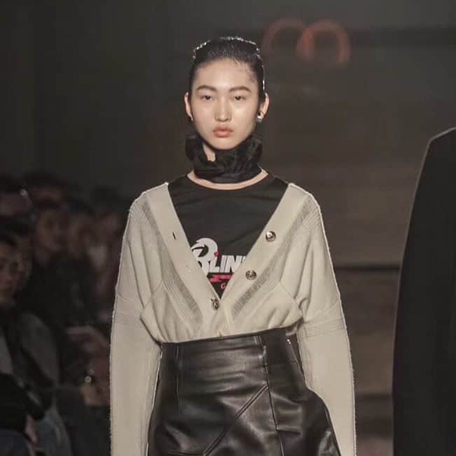 資生堂 さんのインスタグラム写真 - (資生堂 Instagram)「Shanghai Fashion Week  HAIZHEN WANG  @haizhenwang  #shanghaifashionweek #aw19  #backstage #hair and #makeup  by @shiseido_hma  #headhairstylist by @teruakishinjo  #headmakeupartist by @nishimori_yuki  @shiseido #beautyreimagined  #visiblefeelsinvisible  @shiseidopro_official  #shiseidoprofessional  @sabfa_official  #shanghai #fashion #fashionphotography  #上海时装周 #时装 #化妆 #发型」3月30日 16時34分 - shiseido_hma