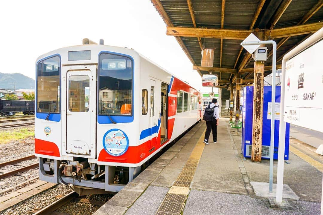 伊藤桃さんのインスタグラム写真 - (伊藤桃Instagram)「#三陸鉄道リアス線 開通記念！ 昨年の秋に訪れた#三陸鉄道南リアス線 レポラスト♥ * #恋し浜駅 では実際に町にもおりて早朝お散歩してきました☺️ 現在、乗降人数が日当たり一桁の恋し浜駅ですが… 駅の周りにはぱらぱらと民家が。 * 2枚目:物珍しそうにねこちゃんずにじーっとみられました。笑 * 3枚目:こんなにものどかな景色ですが、このあたりまで津波は到達していました…。 4枚目:そして海と隔てるように高い高い防波堤が… * 5枚目:防波堤の向こうにはいまは穏やかな海が凪いでいました。 漁港があるようです。 まだ朝も早い少ししんとした空気、そして潮の香りと潮騒の中、ただ"恋し浜"を満喫していました。 * 6枚目:そして列車にのり、終点盛駅へ★ 7枚目:盛駅にも車庫があり、ホームから列車がやすんでいる様をみられます✨ * リアス線による直通によって、三陸鉄道に訪れやすくなりました(^^) 訪れることが、復興への一歩になるとおもいます✨ よかったらぜひいってみてね！ * #東日本大震災を忘れない  #東日本大震災から8年」3月30日 16時26分 - itomomo_tetsu