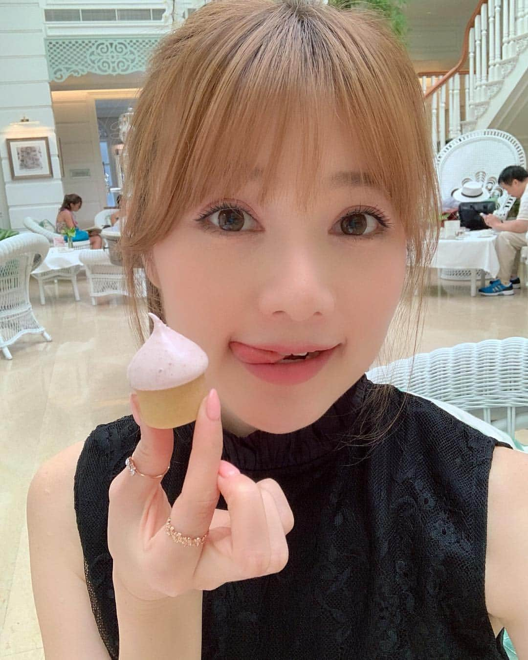 松本未夢さんのインスタグラム写真 - (松本未夢Instagram)「😋🌸 . . #มิมุ #ไม่ใช่มุมิ #คนญี่ปุ่น  #Mimu #afternoontea #mandarinoriental #bangkoklife #bangkok #thailand #trip #sightseeing  #バンコク #バンコク生活 #海外在住 #タイ旅行 #マンダリンオリエンタルバンコク #タイ #カフェ #カフェ巡り #アフターヌーンティー」3月30日 16時29分 - miiimuuu_chan