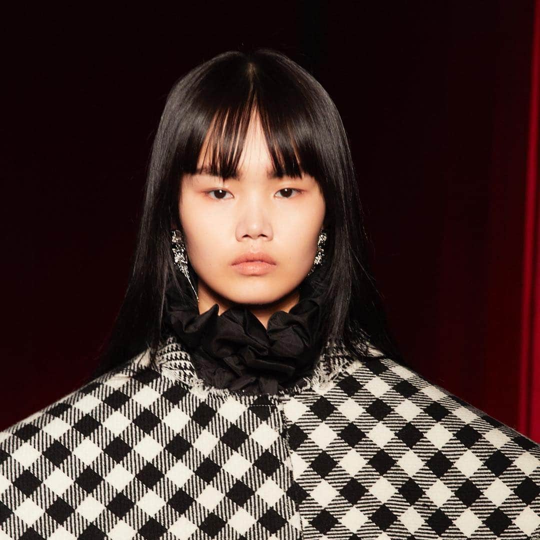 資生堂 さんのインスタグラム写真 - (資生堂 Instagram)「Shanghai Fashion Week  HAIZHEN WANG  @haizhenwang  #shanghaifashionweek #aw19  #backstage #hair and #makeup  by @shiseido_hma  #headhairstylist by @teruakishinjo  #headmakeupartist by @nishimori_yuki  @shiseido #beautyreimagined  #visiblefeelsinvisible  @shiseidopro_official  #shiseidoprofessional  @sabfa_official  #shanghai #fashion #fashionphotography  #上海时装周 #时装 #化妆 #发型」3月30日 16時32分 - shiseido_hma