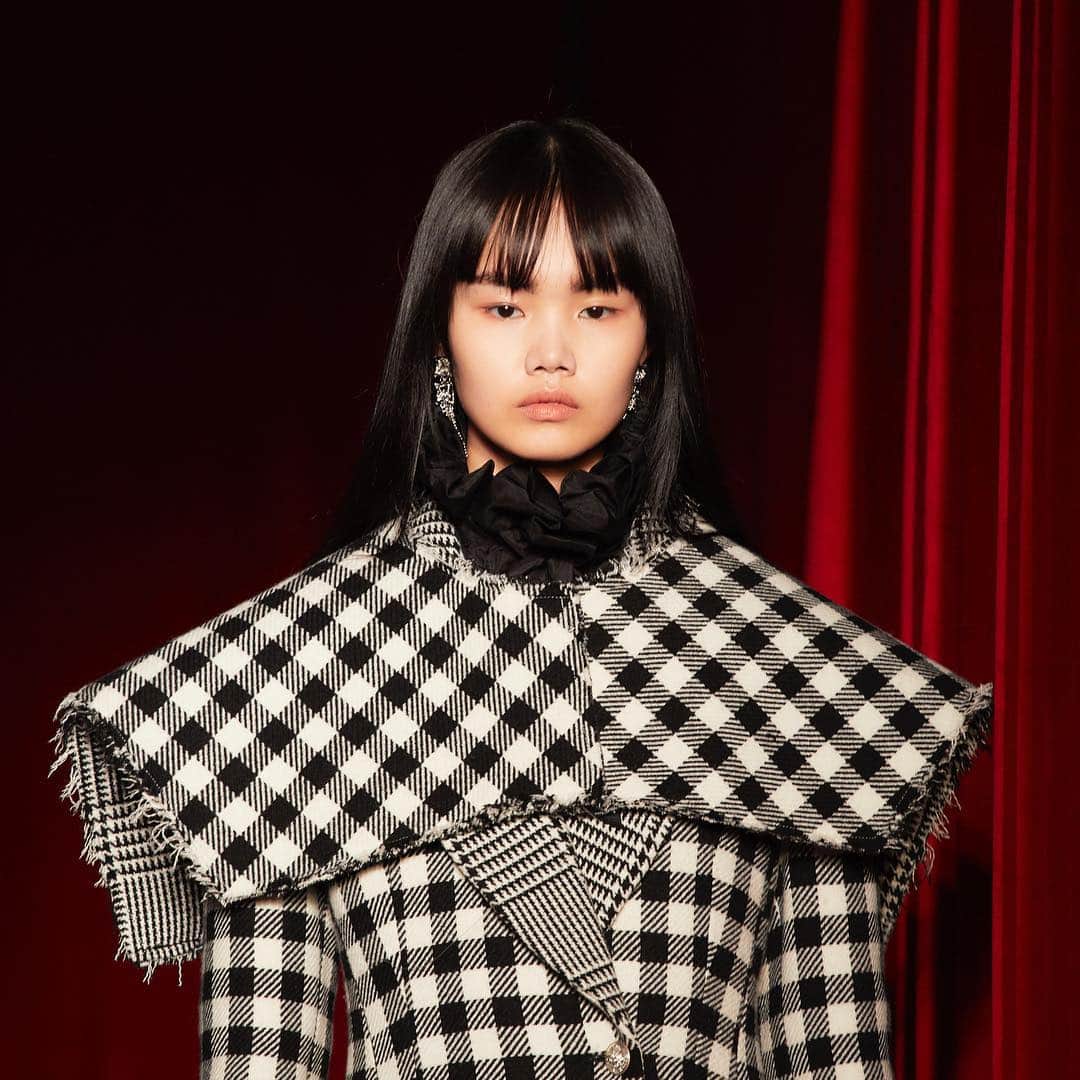 資生堂 さんのインスタグラム写真 - (資生堂 Instagram)「Shanghai Fashion Week  HAIZHEN WANG  @haizhenwang  #shanghaifashionweek #aw19  #backstage #hair and #makeup  by @shiseido_hma  #headhairstylist by @teruakishinjo  #headmakeupartist by @nishimori_yuki  @shiseido #beautyreimagined  #visiblefeelsinvisible  @shiseidopro_official  #shiseidoprofessional  @sabfa_official  #shanghai #fashion #fashionphotography  #上海时装周 #时装 #化妆 #发型」3月30日 16時32分 - shiseido_hma