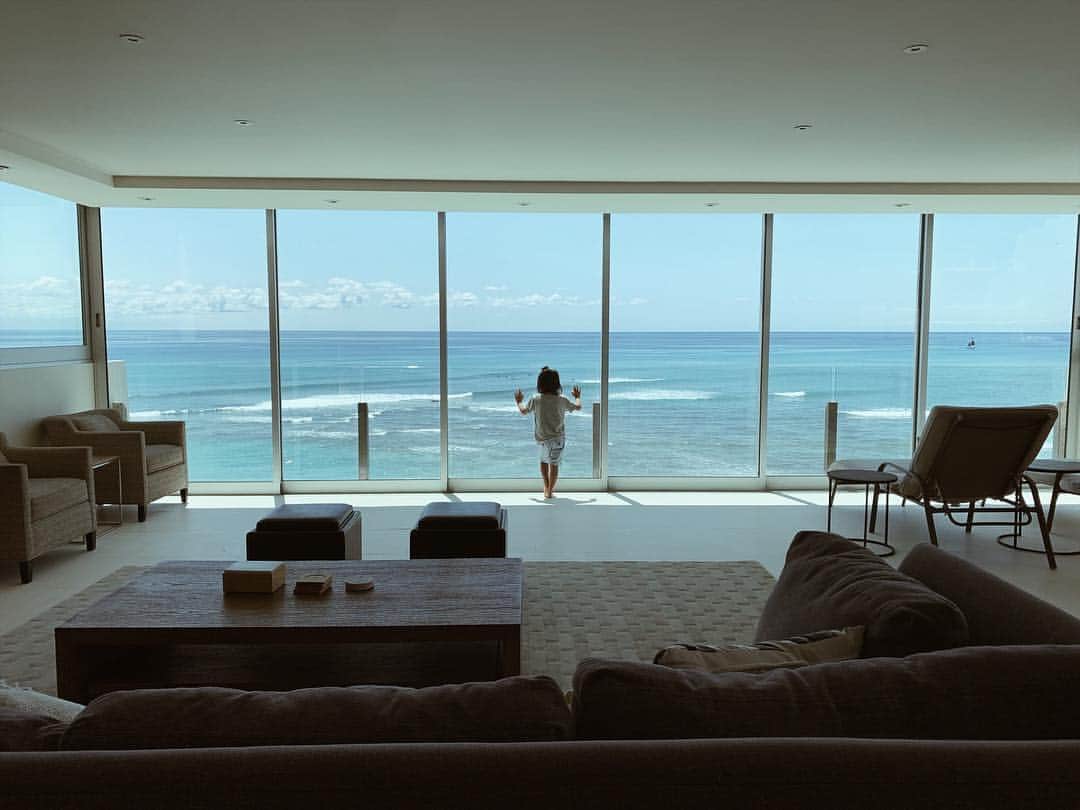 のインスタグラム：「今日からしばらくお世話になるお家。 内見来れず、写真だけで決めたから、色々不安もあったけど、目の前に広がるオーシャンビュー見て、その不安全部吹っ飛んだ！ これからしばらく宜しくお願いします🏖 ・ ・ ・ #ハワイ #Hawaii #hawaiilife #ハワイ生活 #ハワイ暮らし」
