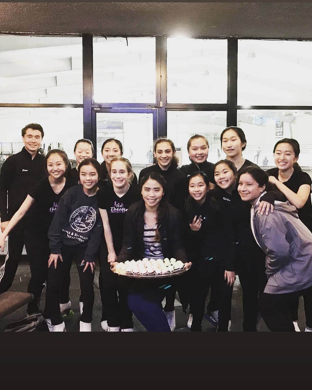 ベアトリサ・リャンのインスタグラム：「Love these kids so much 🥰💜 thanks @lait_juniorteam @laicetheater  @lait_seniorteam for the sweet birthday celebration!  #LAIT #laitjuniors #losangelesicetheater #ilovemyjob #coachlife #figureskating #theateronice #icetheater #teamsports」